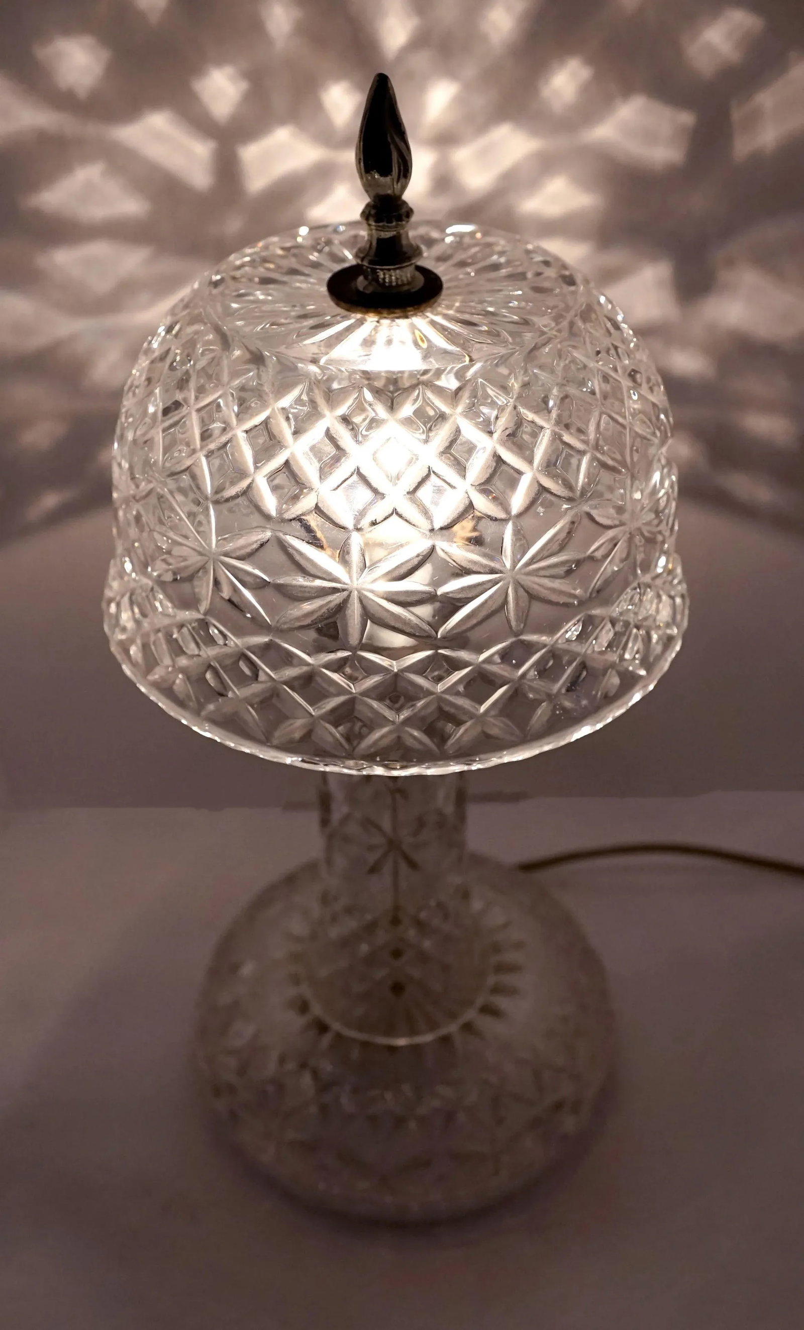 1940s Art Deco American Mushroom Form Pressed Crystal Leaded Table Lamp - 4