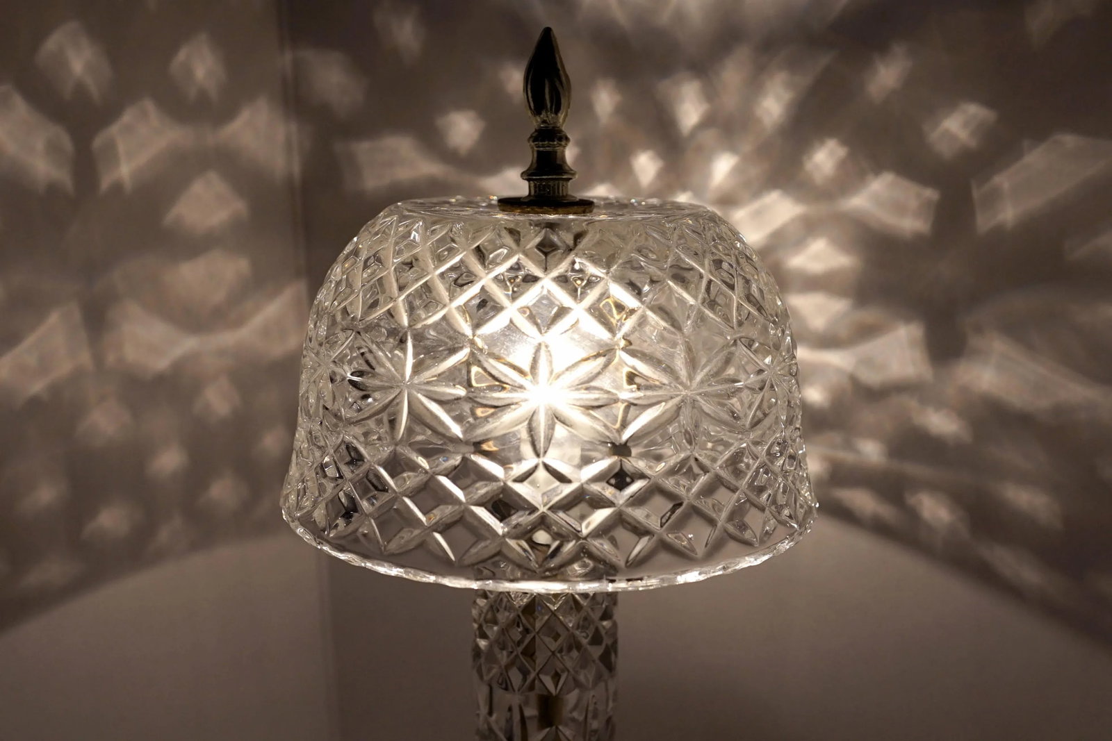 1940s Art Deco American Mushroom Form Pressed Crystal Leaded Table Lamp - 8
