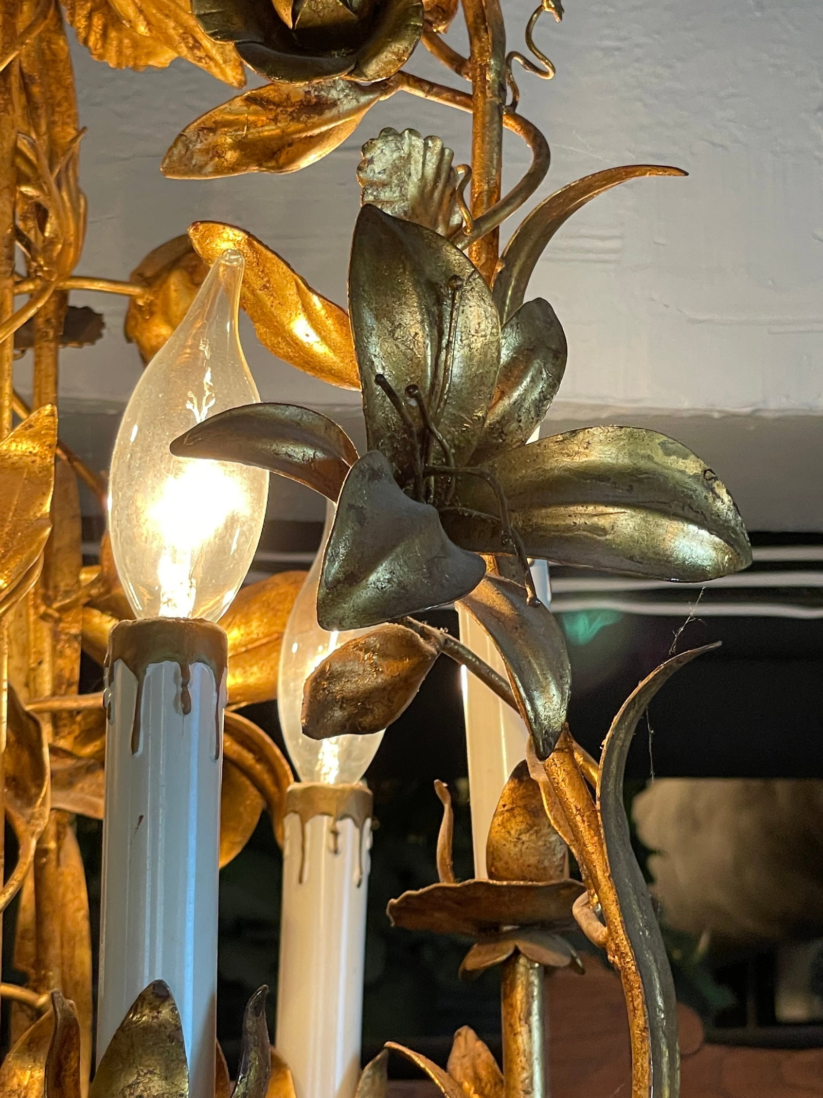 Vintage 1960s Italian Mid Century Hollywood Regency Six Light Gilt Floral Chandelier - 4