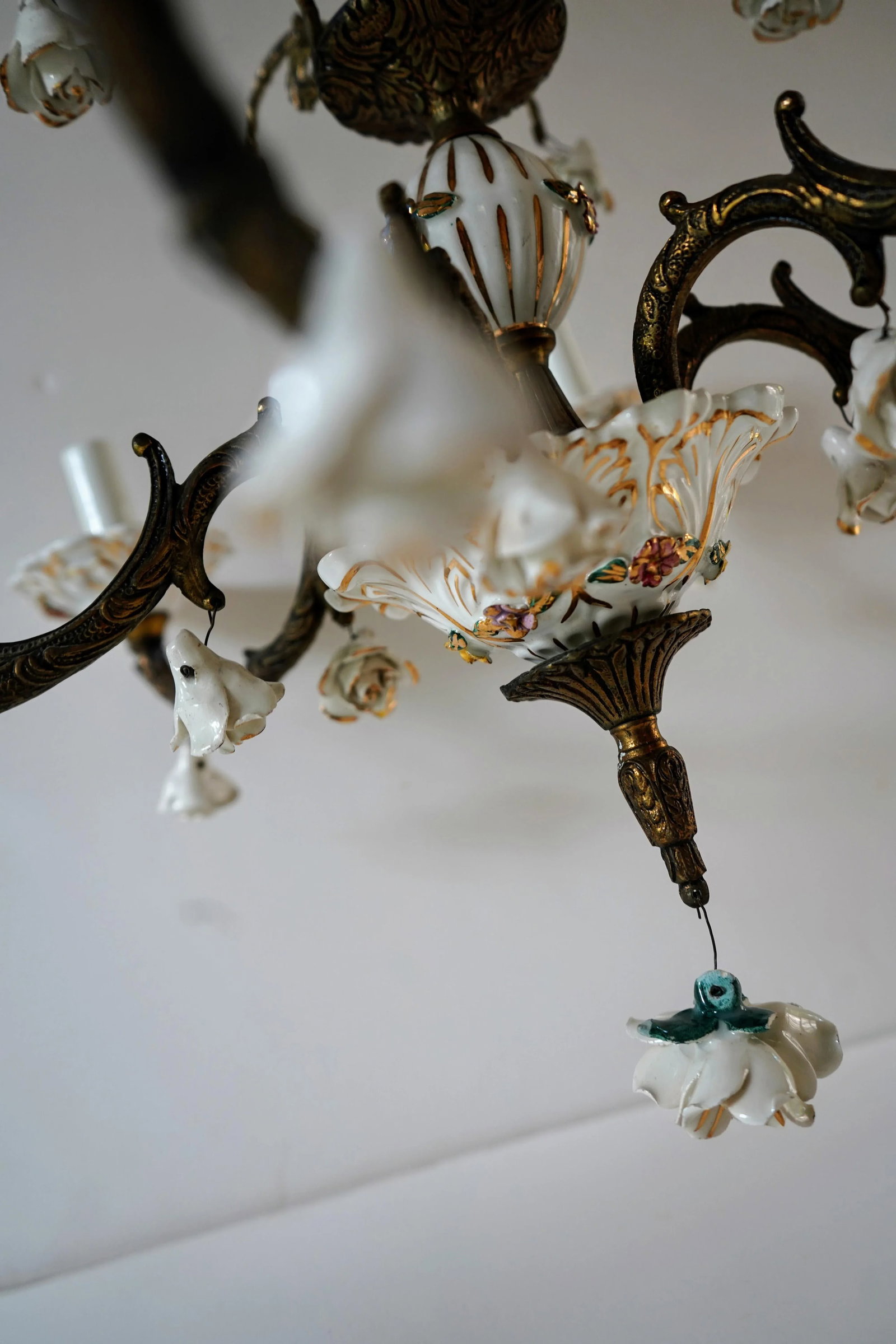Vintage 1950s Italian Capodimonte Style Porcelain and Brass Six Light Chandelier - 10