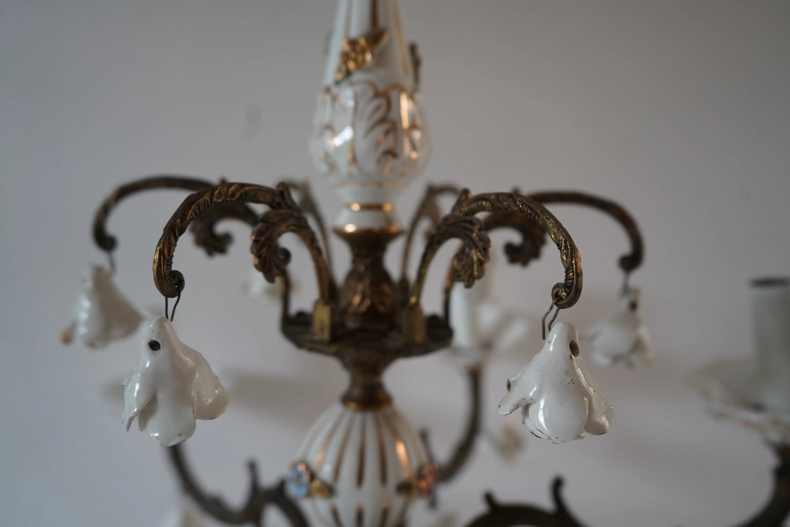 Vintage 1950s Italian Capodimonte Style Porcelain and Brass Six Light Chandelier - 7