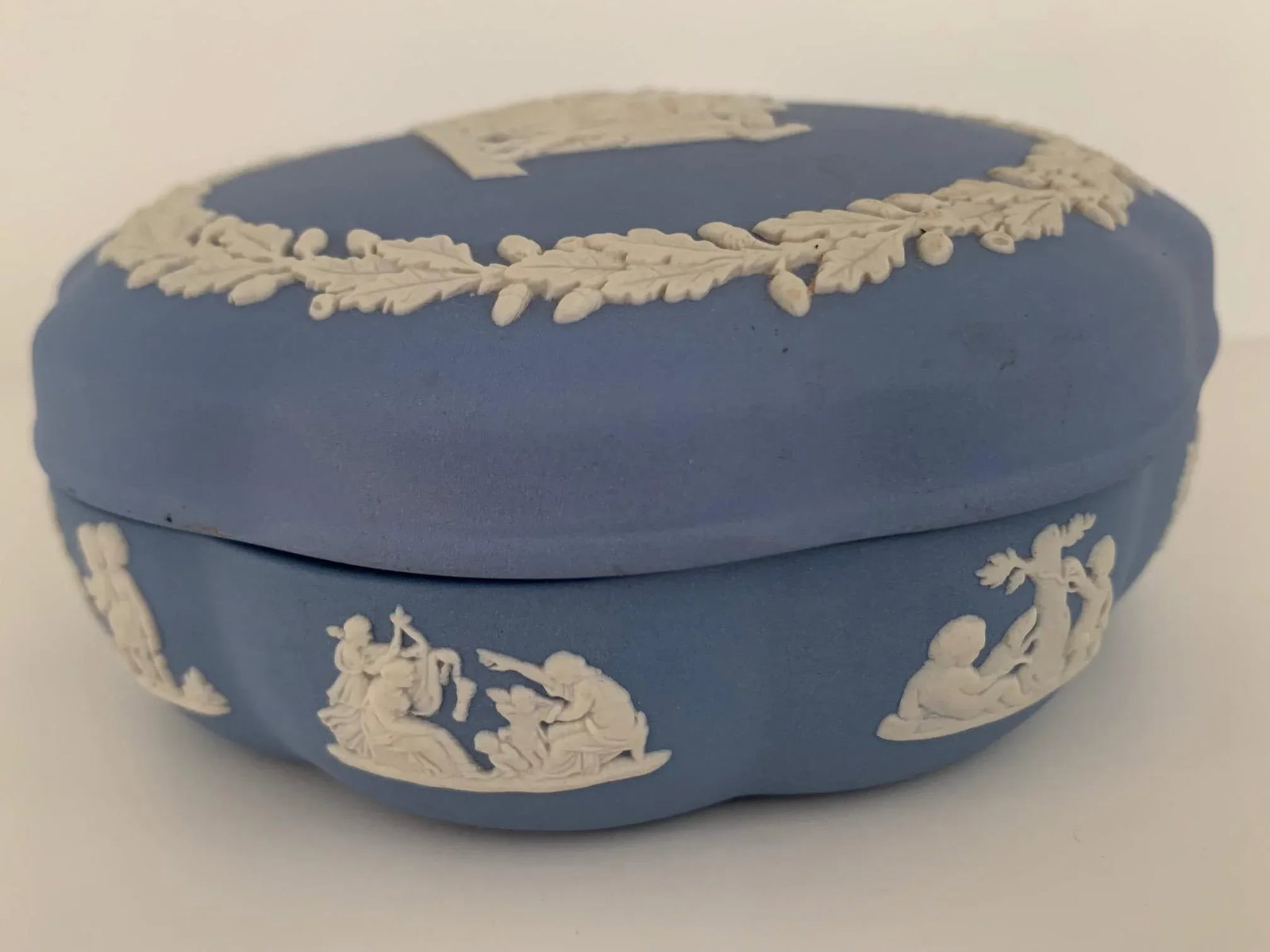 English Neoclassical Wedgwood Jasperware Blue and White Bomboniere - 10