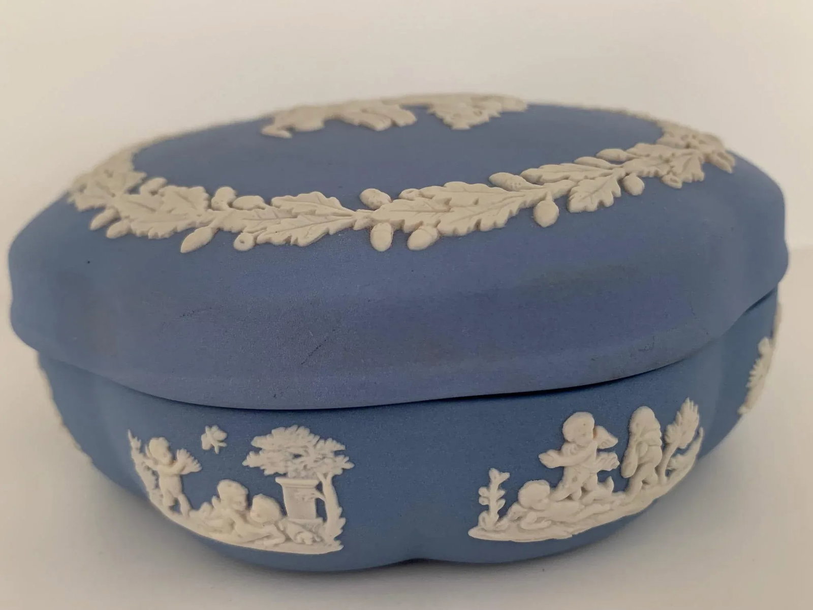 English Neoclassical Wedgwood Jasperware Blue and White Bomboniere - 11