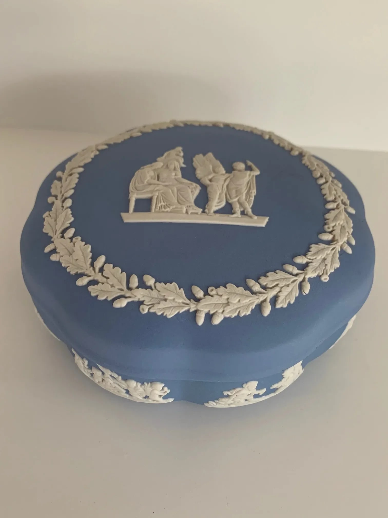 English Neoclassical Wedgwood Jasperware Blue and White Bomboniere - 12