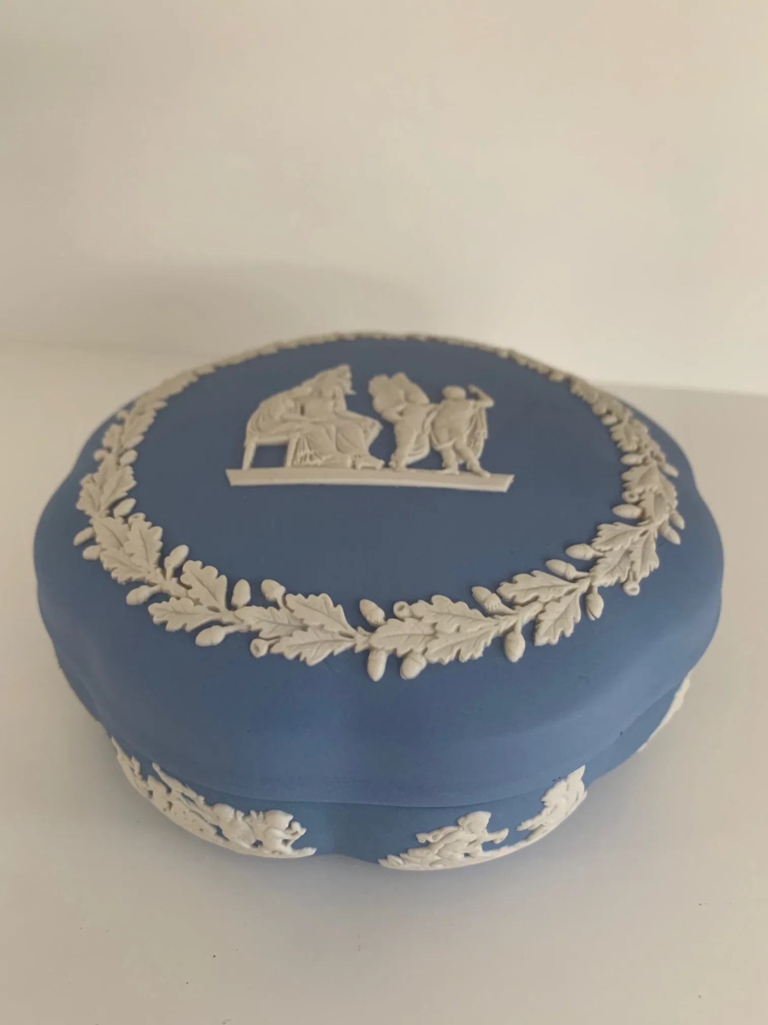 English Neoclassical Wedgwood Jasperware Blue and White Bomboniere - 2