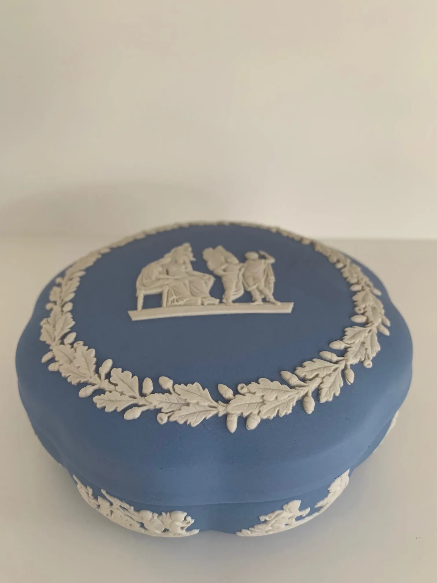English Neoclassical Wedgwood Jasperware Blue and White Bomboniere - 3
