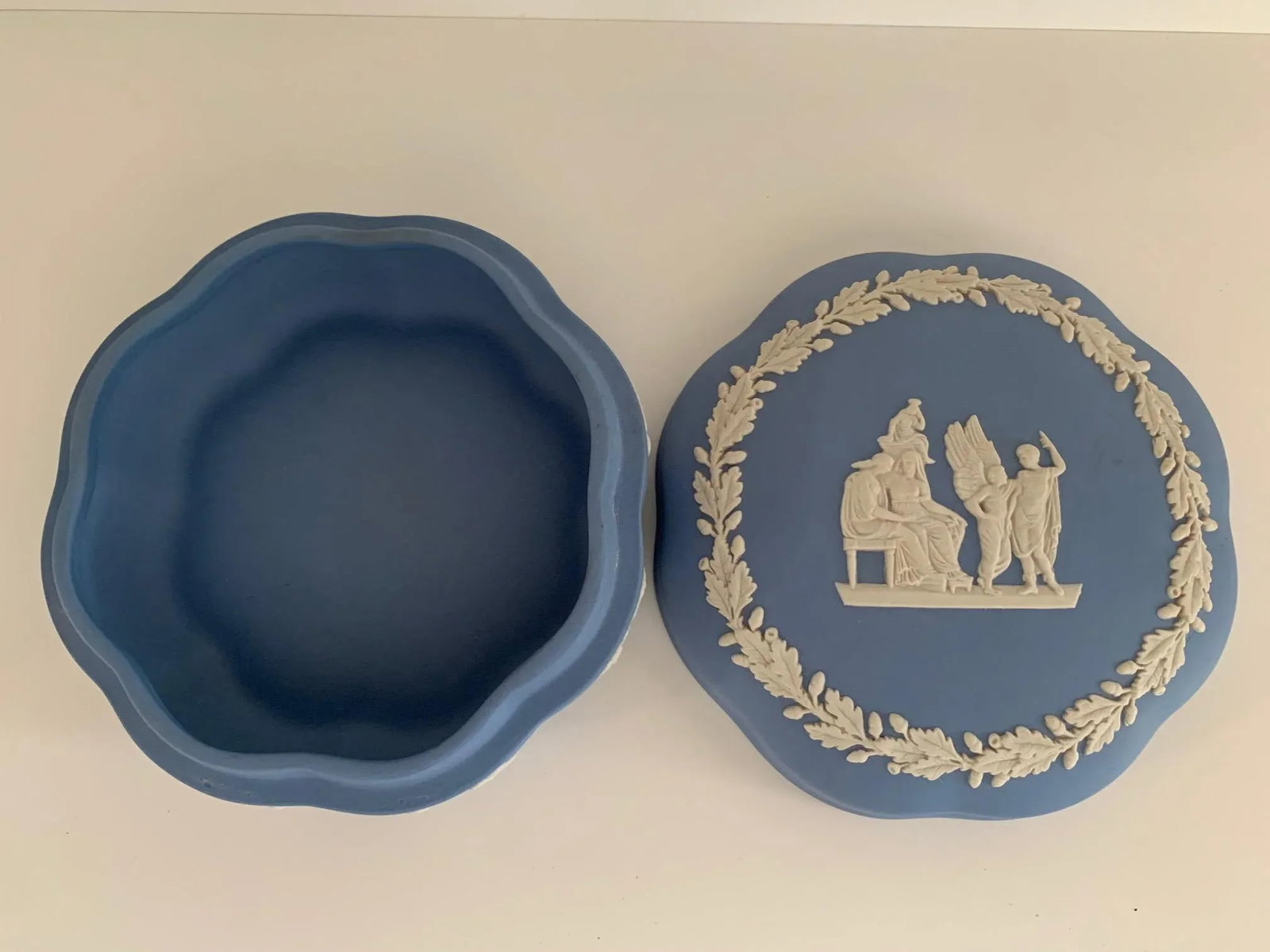 English Neoclassical Wedgwood Jasperware Blue and White Bomboniere - 4