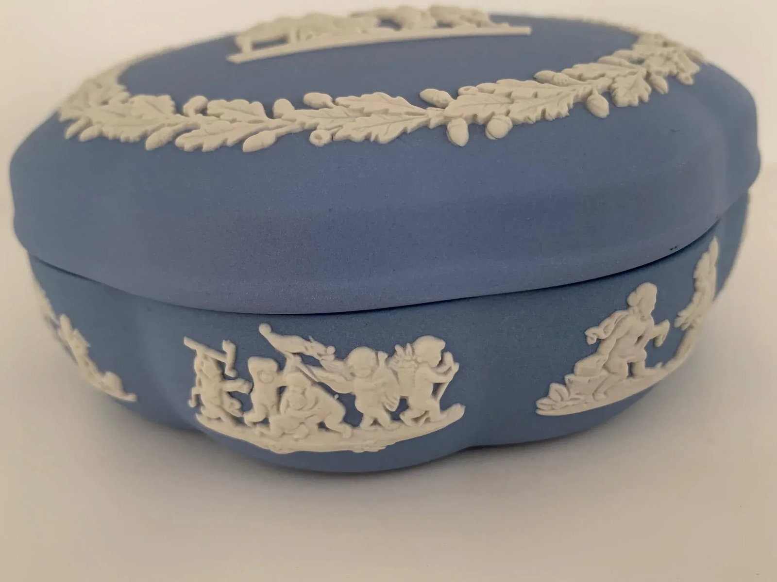 English Neoclassical Wedgwood Jasperware Blue and White Bomboniere - 5
