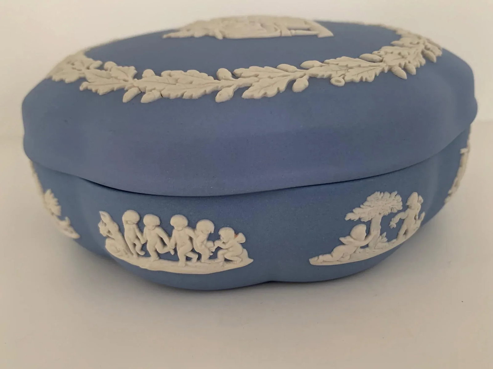English Neoclassical Wedgwood Jasperware Blue and White Bomboniere - 6