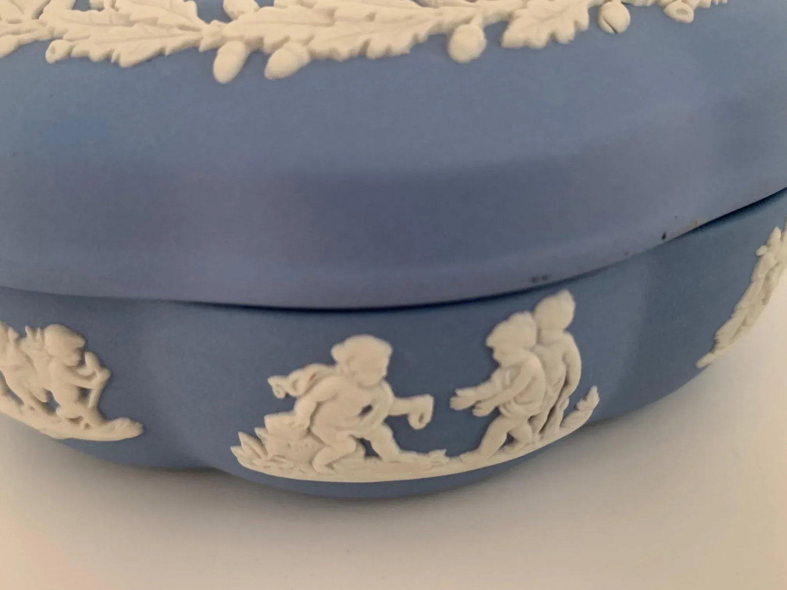 English Neoclassical Wedgwood Jasperware Blue and White Bomboniere - 7