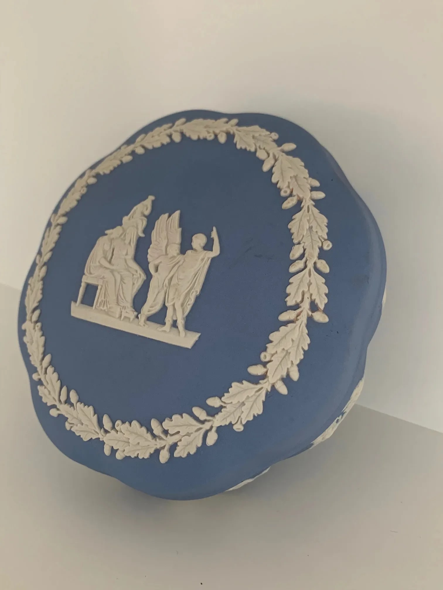 English Neoclassical Wedgwood Jasperware Blue and White Bomboniere - 9