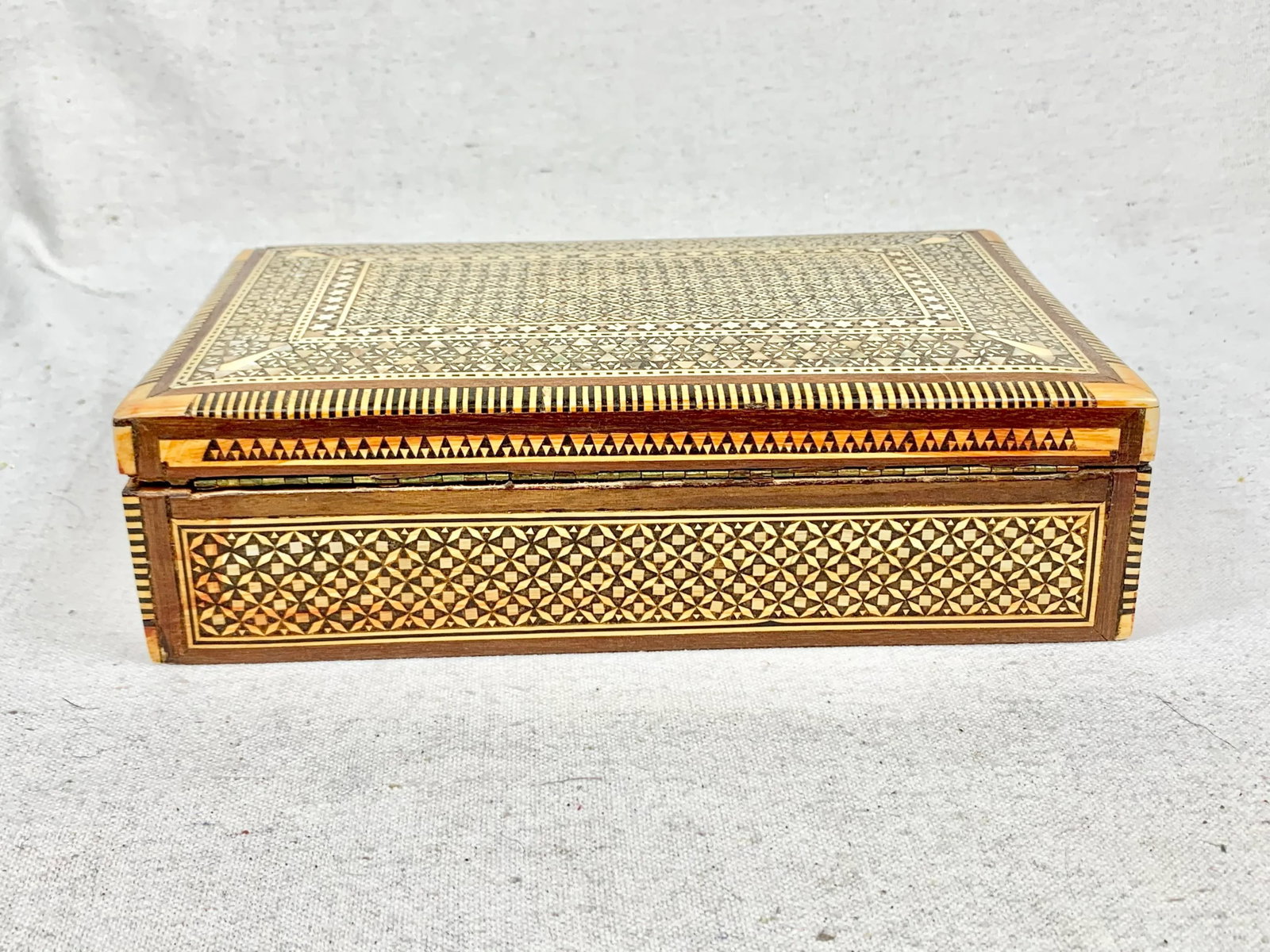 Mid 20th Century Vintage Rectangular Inlaid Mother of Pearl Jewelry Box - 6