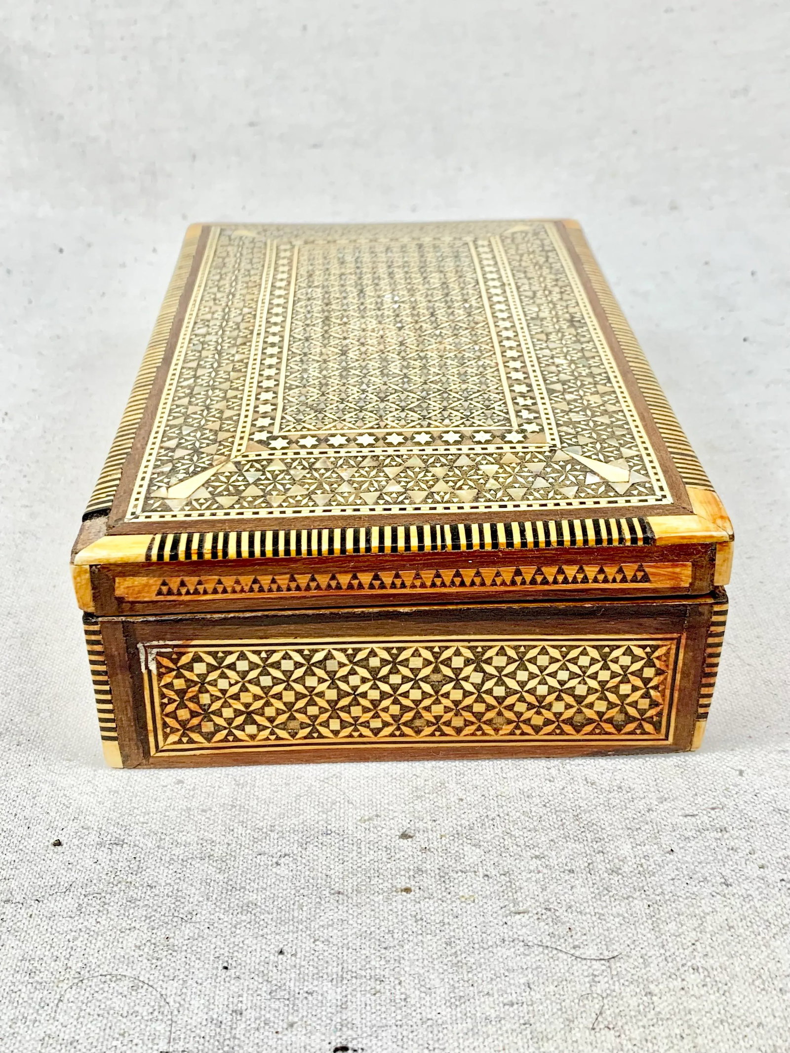 Mid 20th Century Vintage Rectangular Inlaid Mother of Pearl Jewelry Box - 7