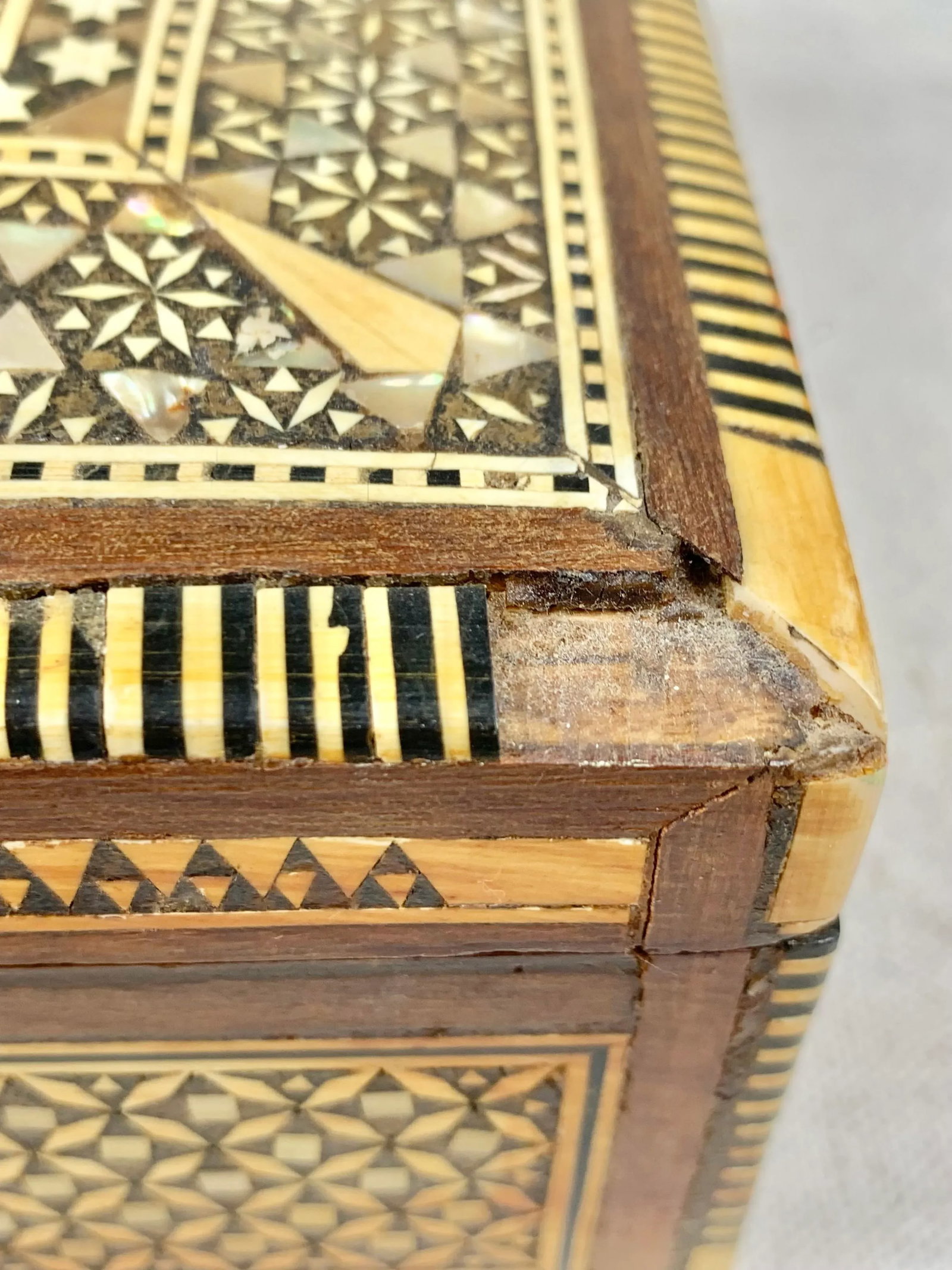 Mid 20th Century Vintage Rectangular Inlaid Mother of Pearl Jewelry Box - 8