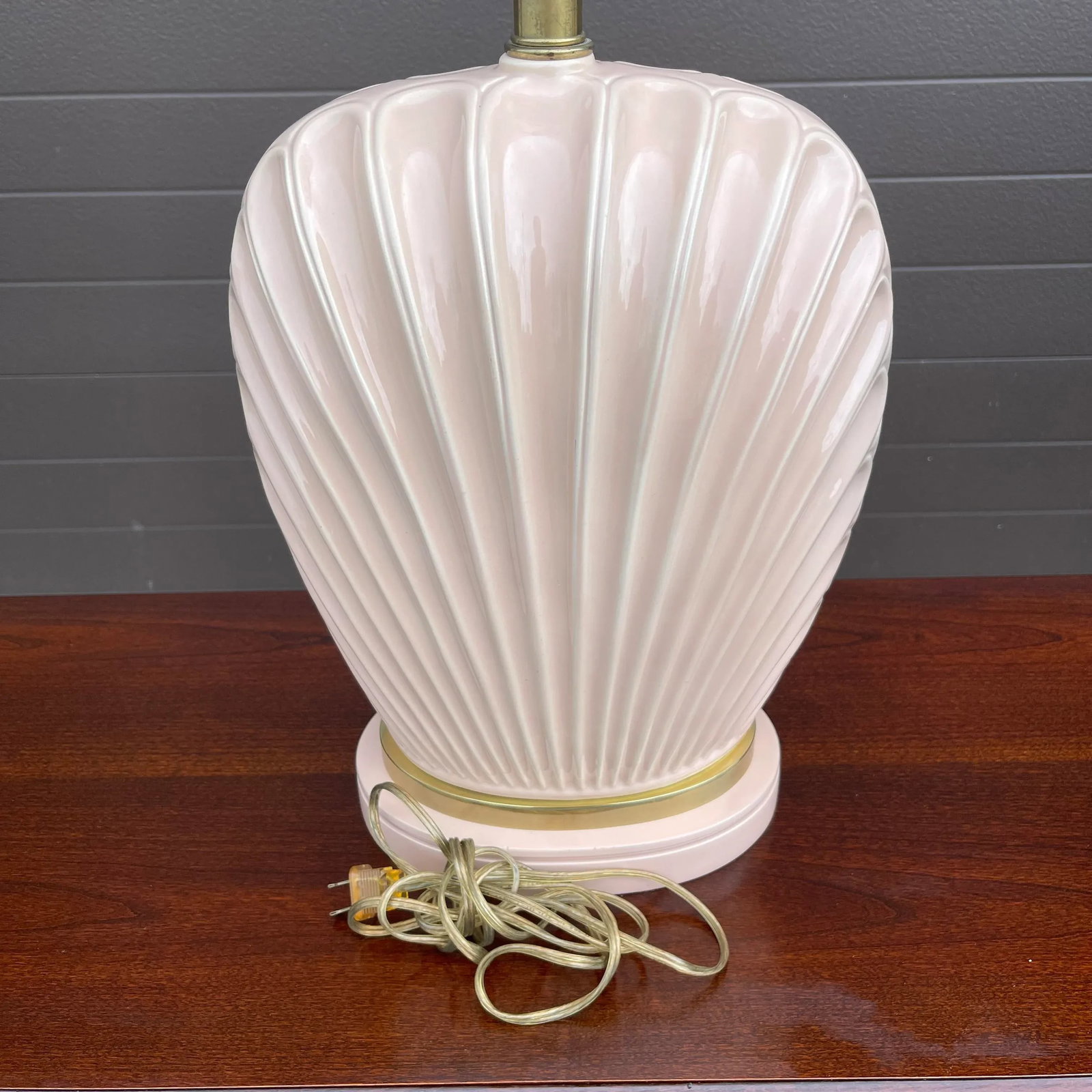 1980s Frederick Cooper Pink Ceramic and Brass Shell Lamp - 2