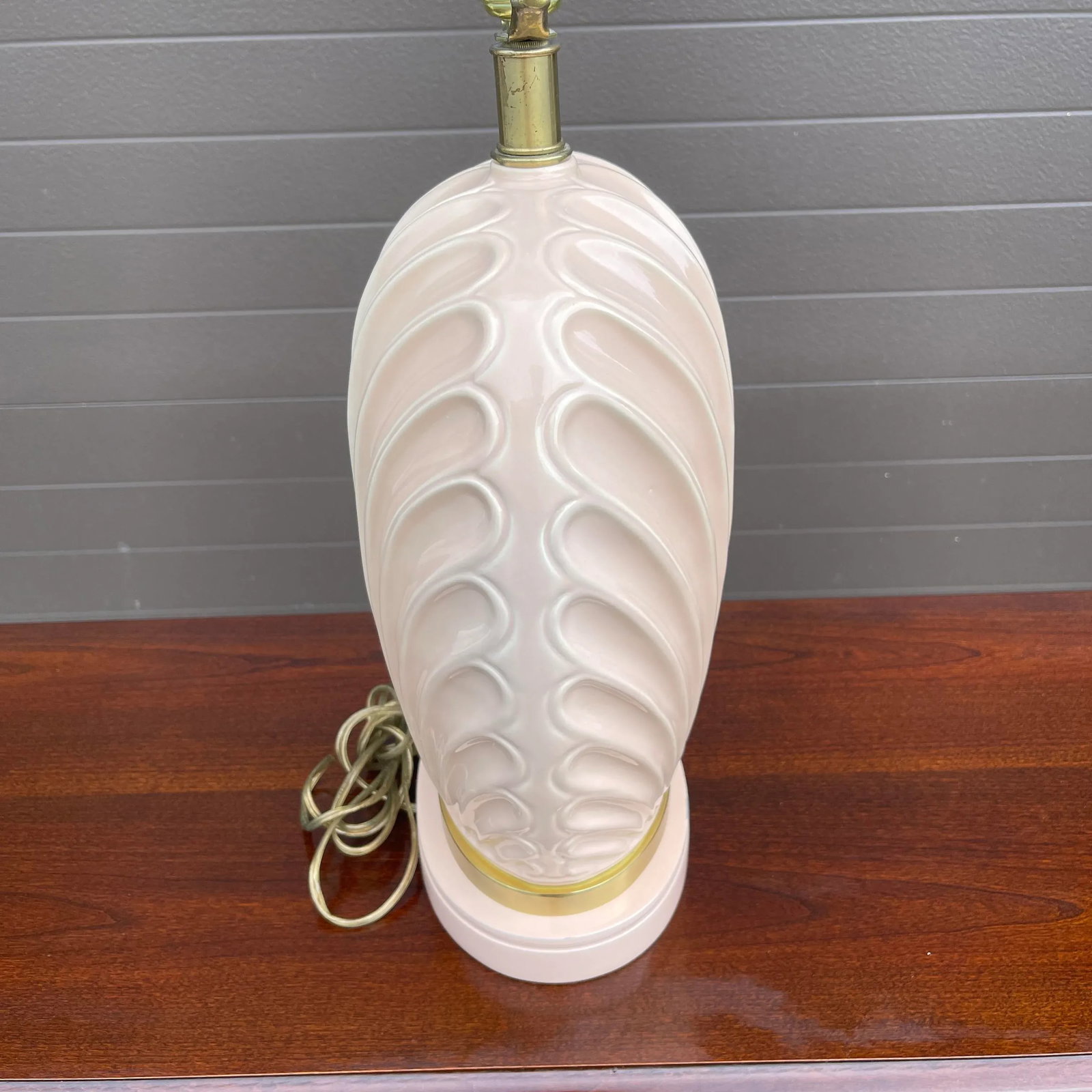 1980s Frederick Cooper Pink Ceramic and Brass Shell Lamp - 3