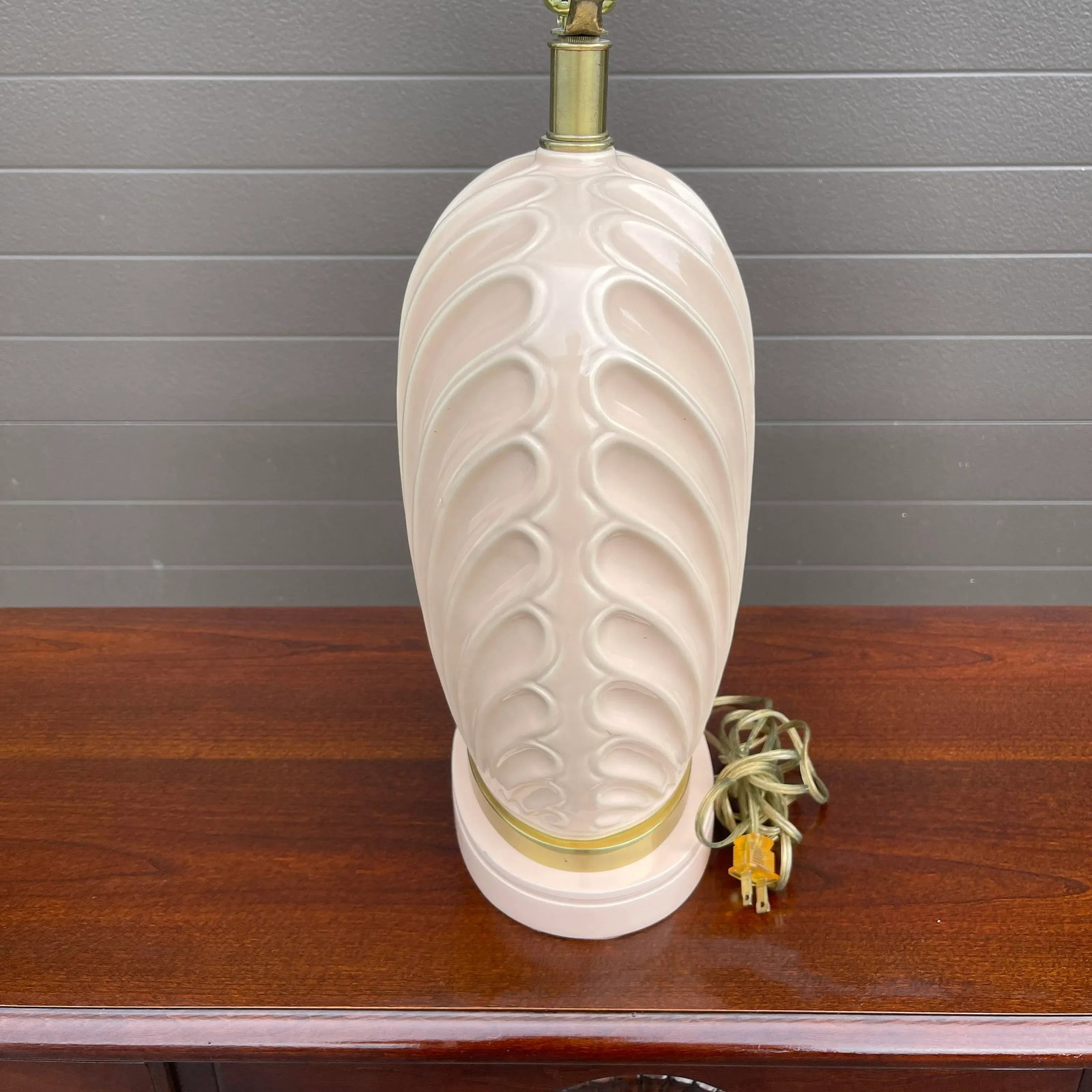 1980s Frederick Cooper Pink Ceramic and Brass Shell Lamp - 5