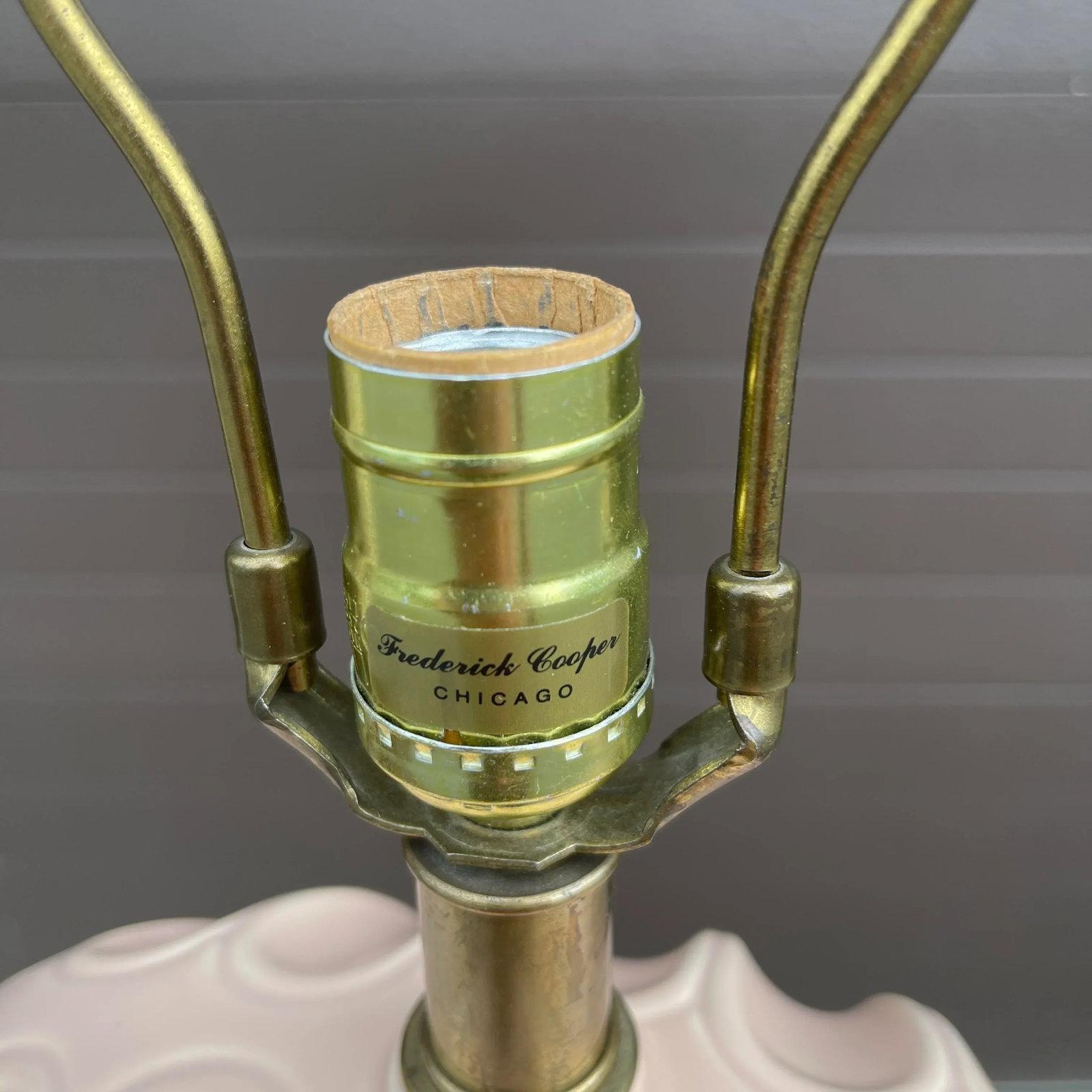 1980s Frederick Cooper Pink Ceramic and Brass Shell Lamp - 6