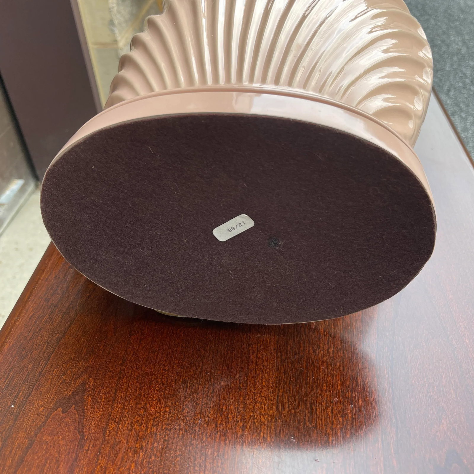 1980s Frederick Cooper Pink Ceramic and Brass Shell Lamp - 7