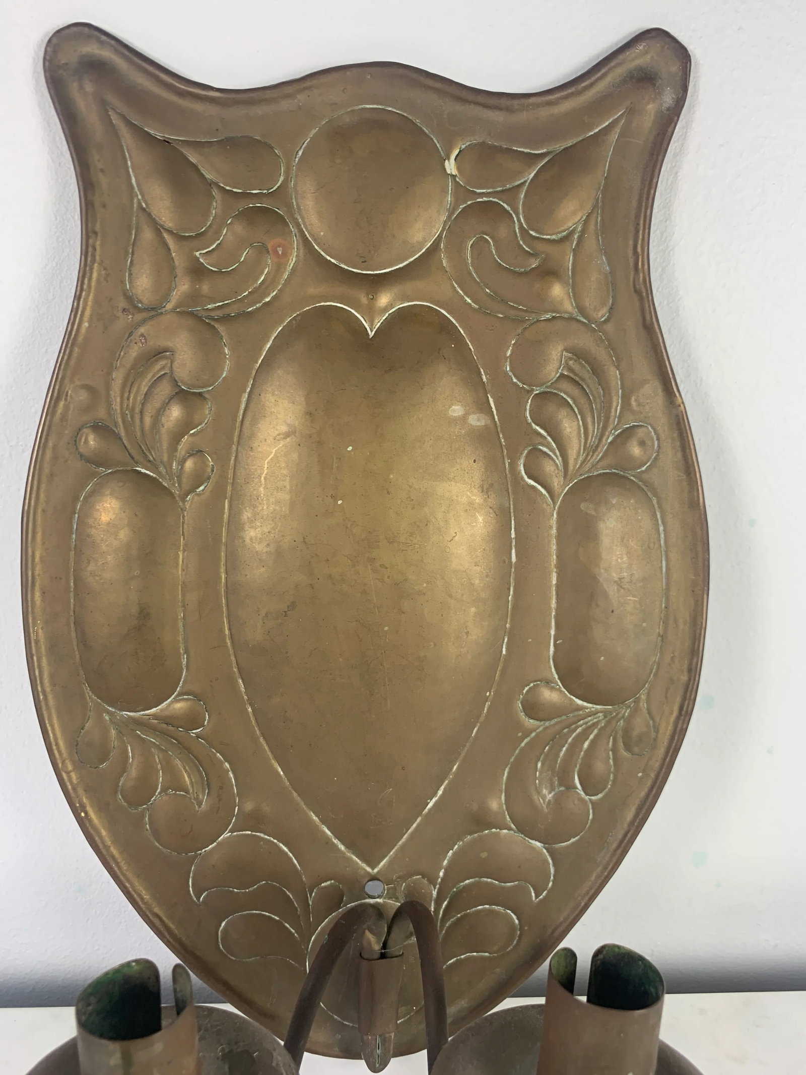 1900s Arts & Crafts Repousse Double Candle Brass Sconce - 11