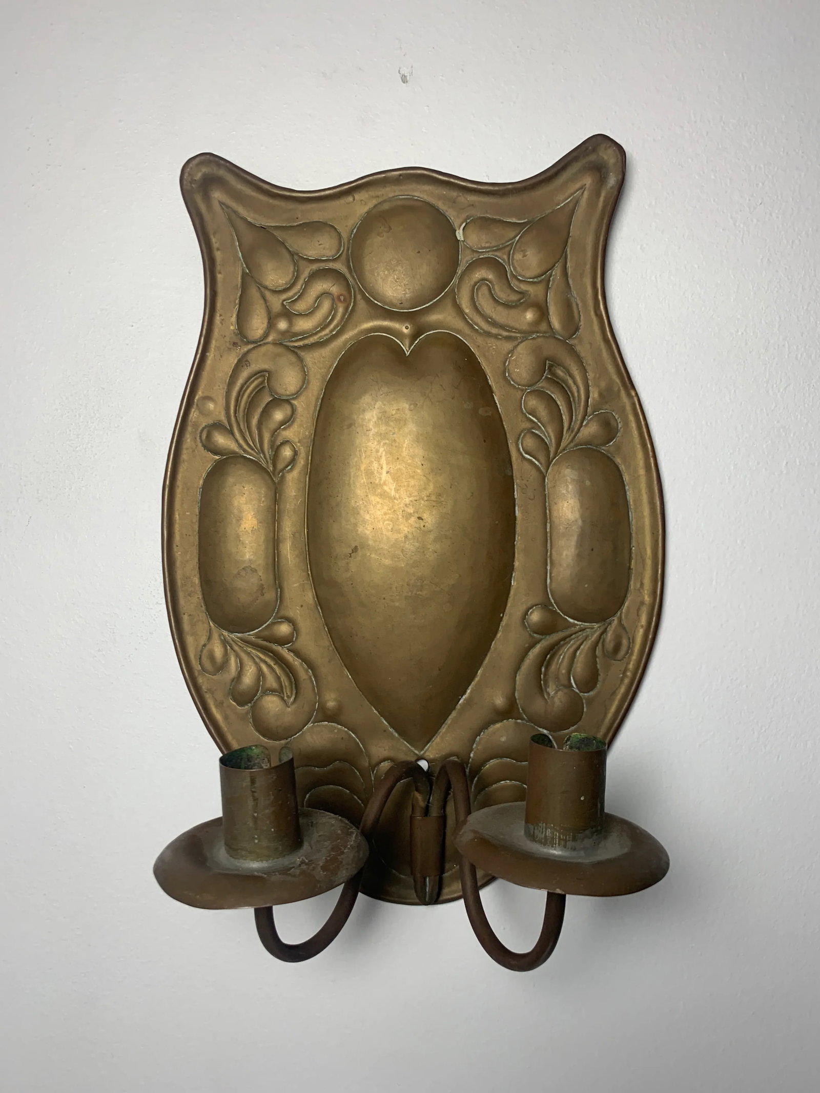 1900s Arts & Crafts Repousse Double Candle Brass Sconce - 13