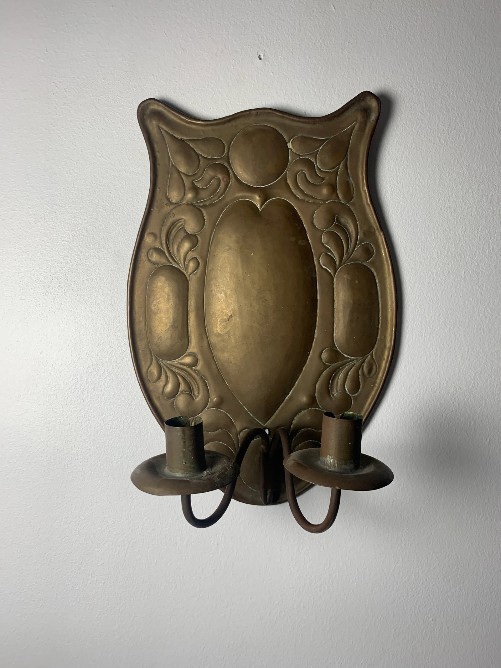 1900s Arts & Crafts Repousse Double Candle Brass Sconce - 2