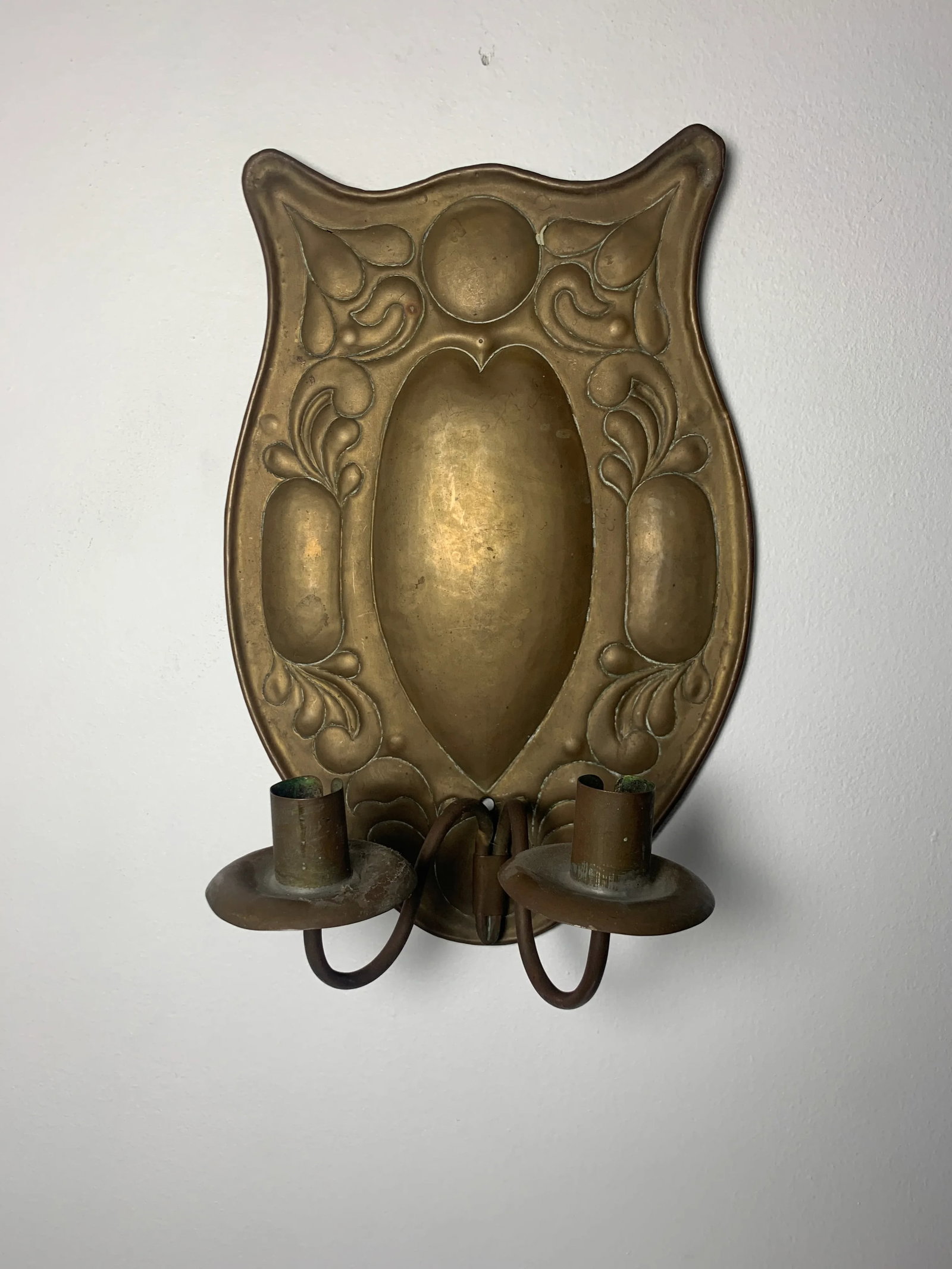 1900s Arts & Crafts Repousse Double Candle Brass Sconce - 3