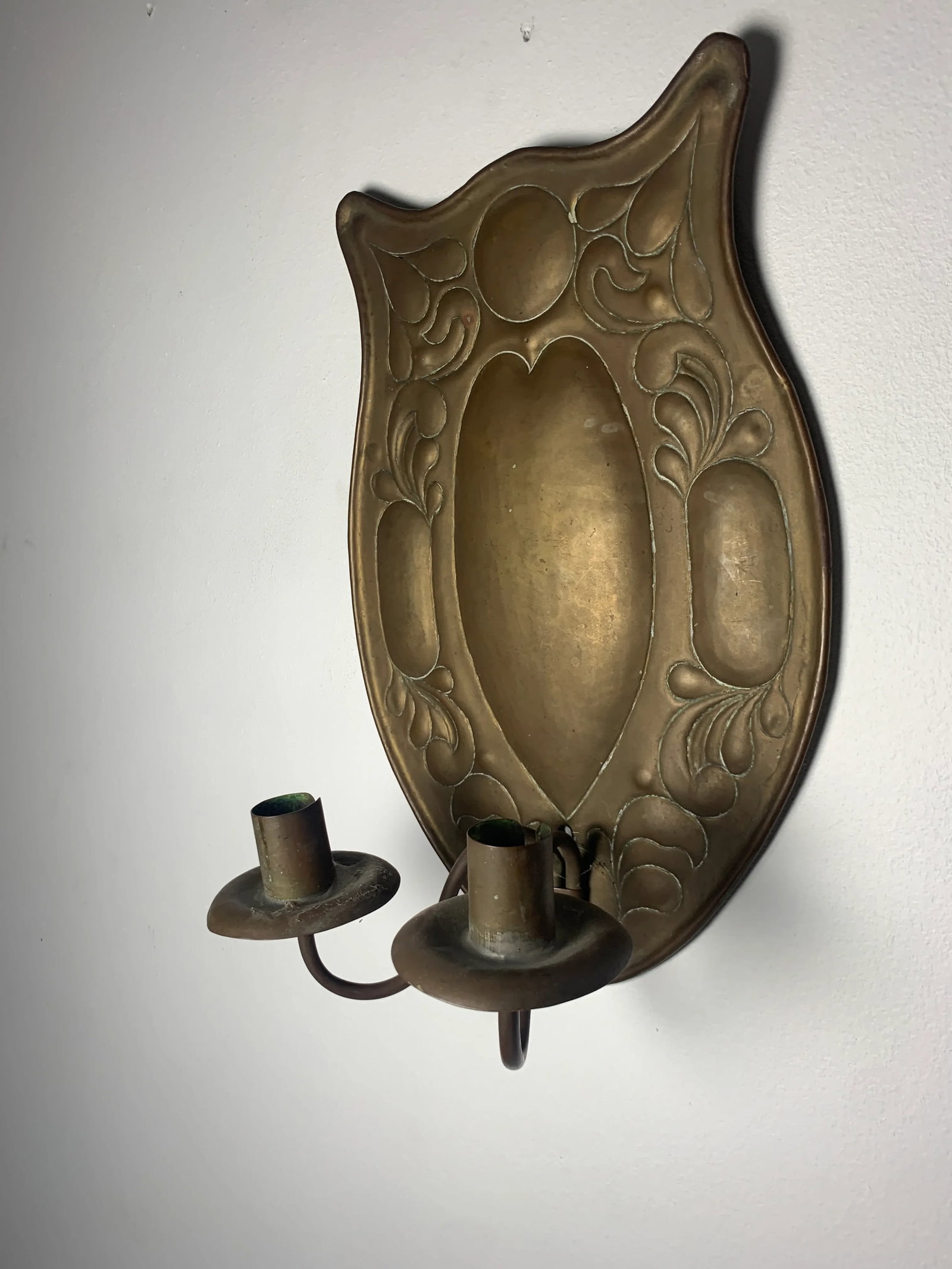 1900s Arts & Crafts Repousse Double Candle Brass Sconce - 4