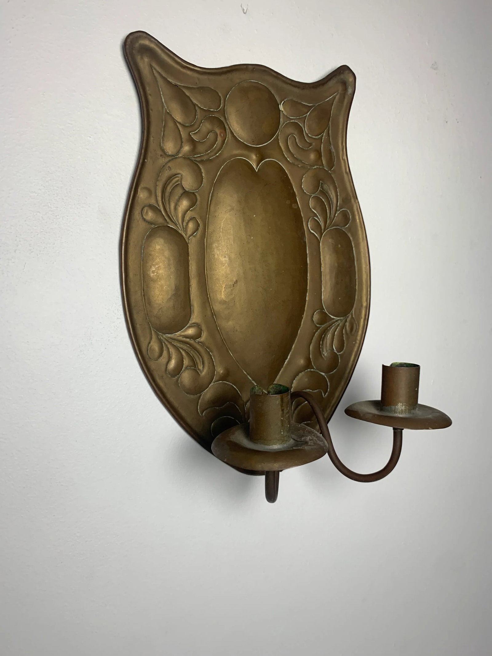1900s Arts & Crafts Repousse Double Candle Brass Sconce - 5