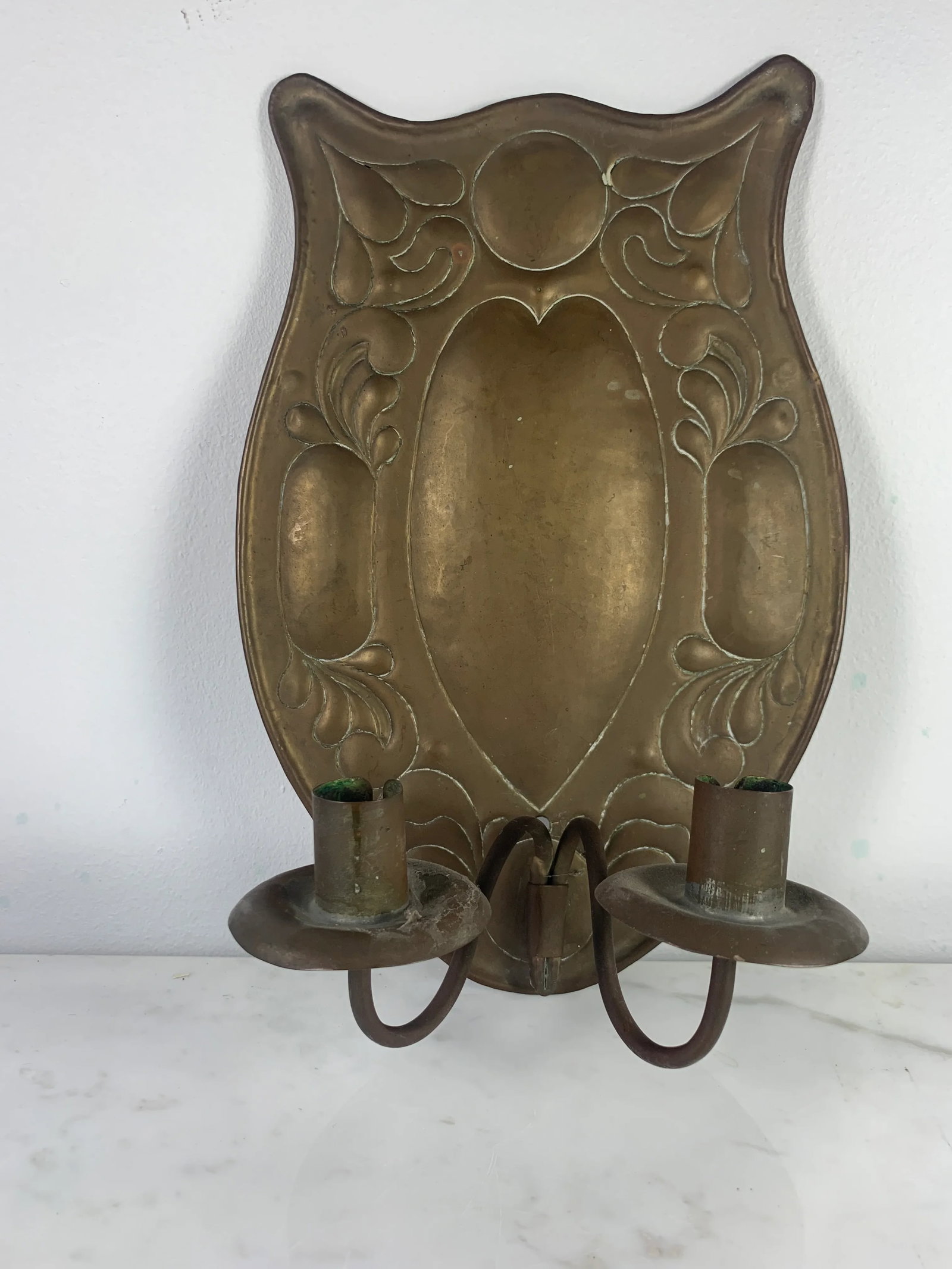1900s Arts & Crafts Repousse Double Candle Brass Sconce - 9