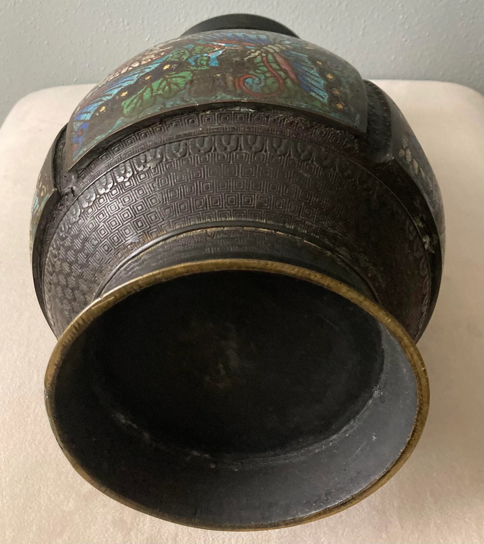 Mid 19th C Bronze Japanese Champleve Urn With Foo Dog Handles - 6