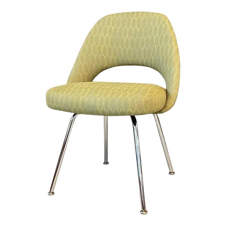 1960s Eero Saarinen Executive Side Chair for Knoll: Executive side chair by Eero Saarinen for Knoll features green print, linen blend upholstery with chrome legs. This iconic chair is extremely comfortable and is the epitome of mid-century modern