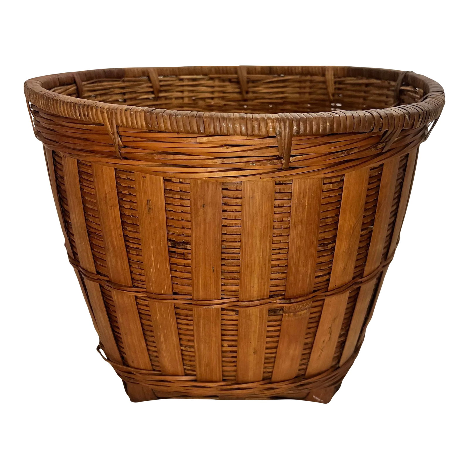 Vintage Palm Beach Coastal Tortoise Bamboo and Rattan Wastebasket: Welcome to Turtle and Crane! We present to you this wonderful Vintage tortoise split bamboo and rattan woven wastebin. From The republic's people of China. Great vintage condition! Condition: Alterati