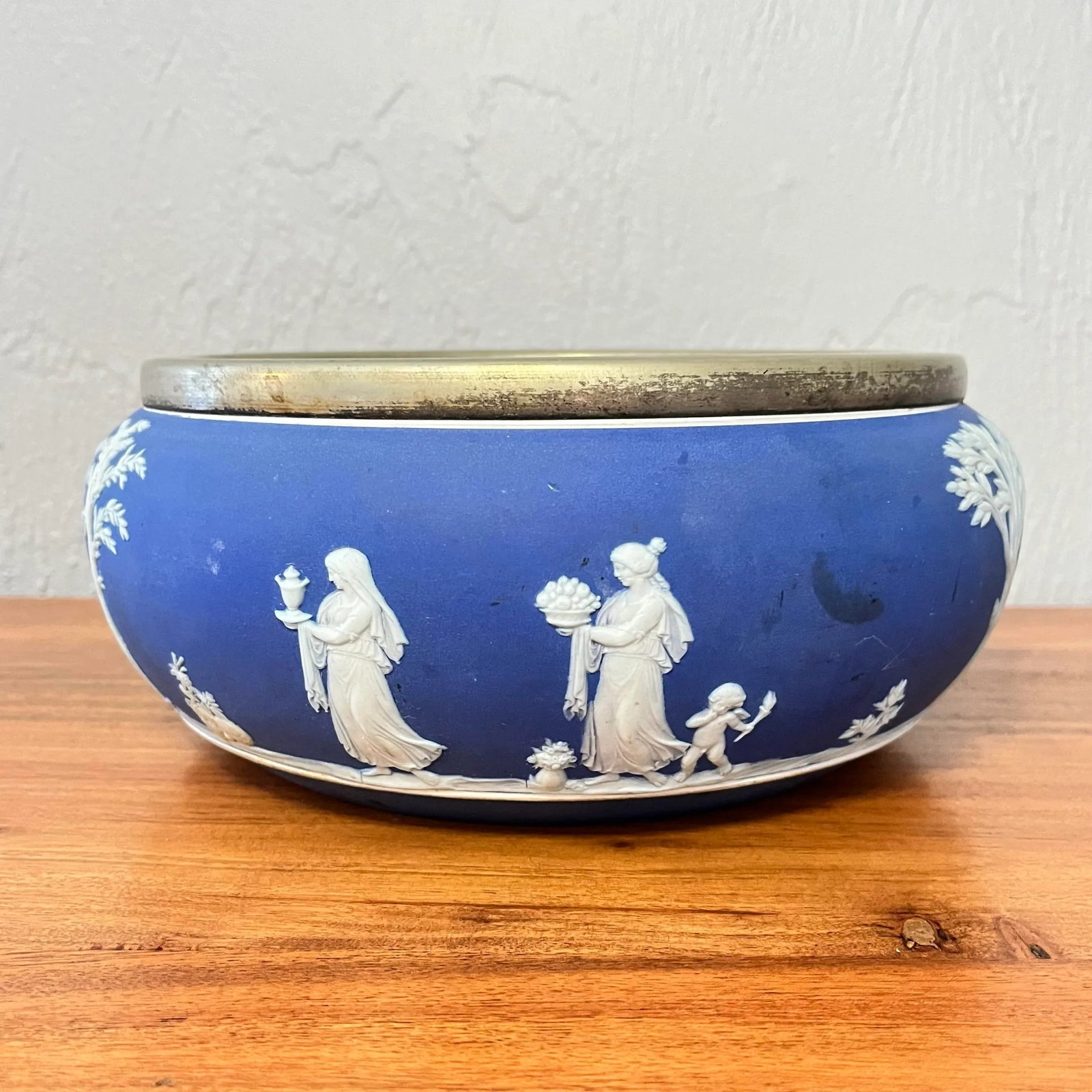 Late 19th Century Cream Color on Royal Blue Jasperware Serving Bowl by Wedgwood - 3