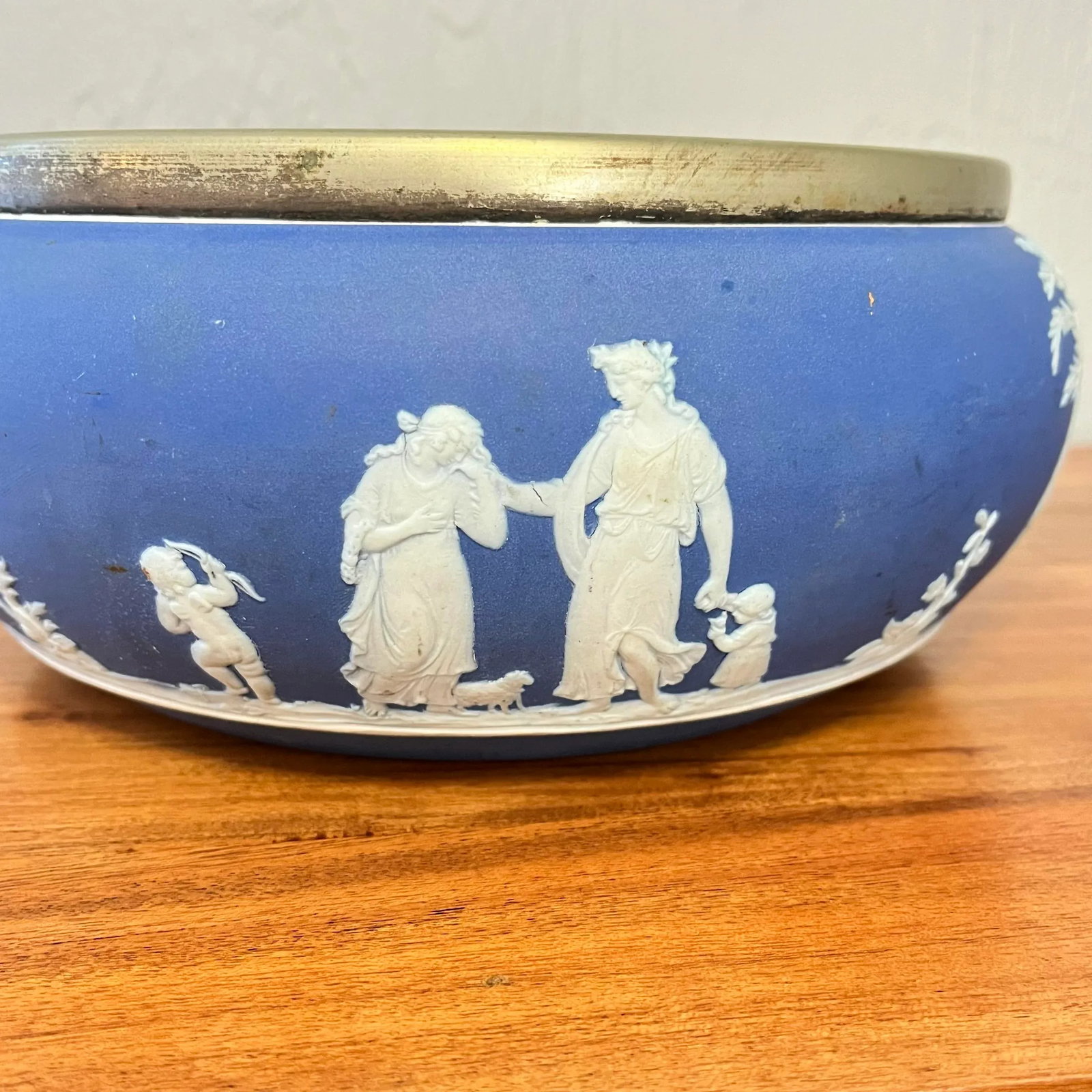 Late 19th Century Cream Color on Royal Blue Jasperware Serving Bowl by Wedgwood - 5