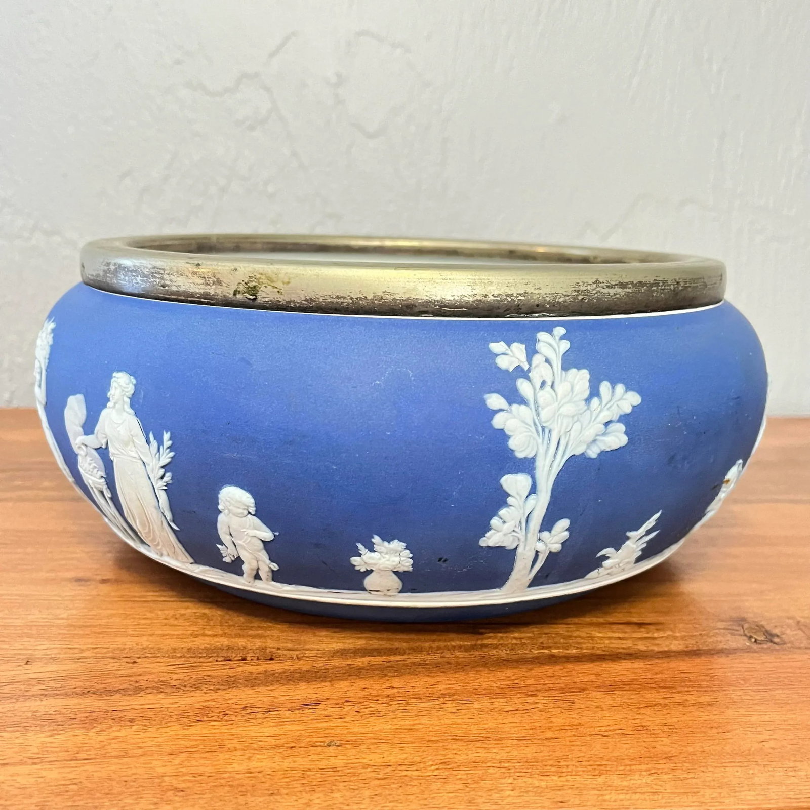Late 19th Century Cream Color on Royal Blue Jasperware Serving Bowl by Wedgwood - 6
