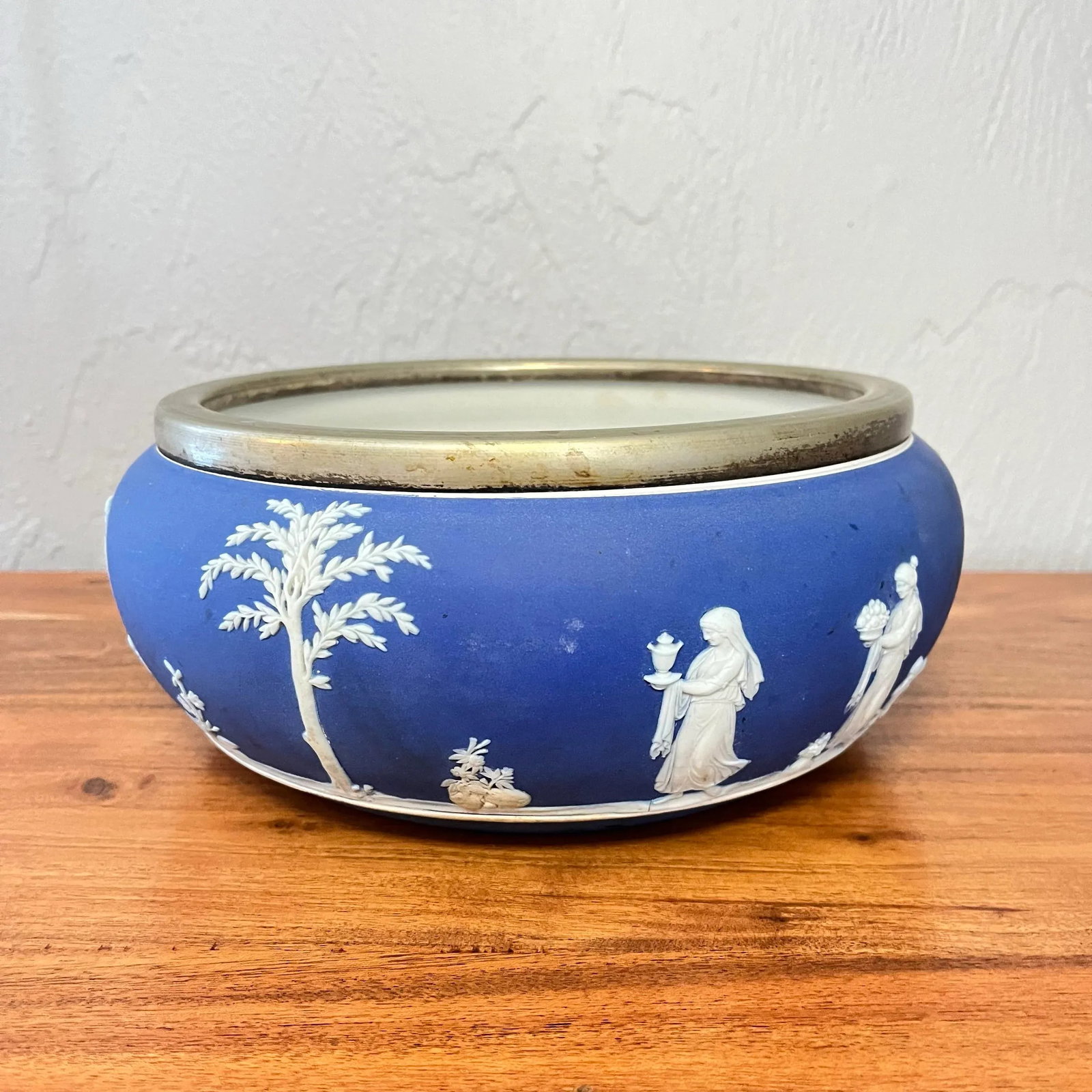Late 19th Century Cream Color on Royal Blue Jasperware Serving Bowl by Wedgwood - 7