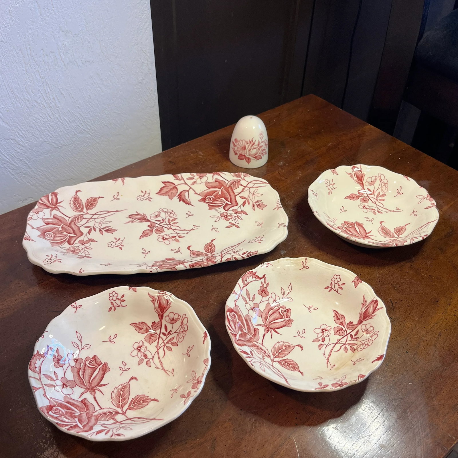 30 Piece Grouping of English Staffordshire Tudor Roses by J&g Meakin, Early 20th Century - 11