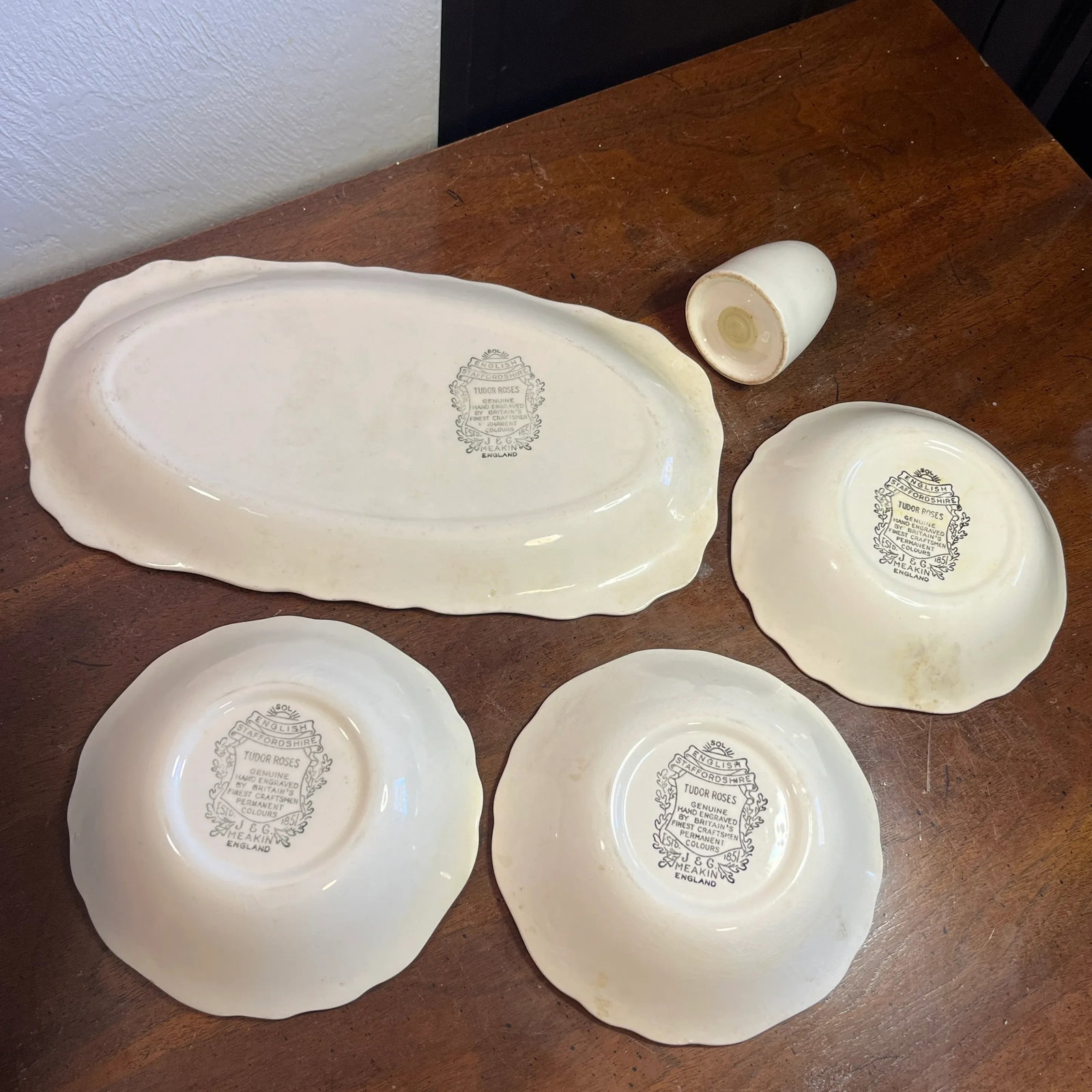 30 Piece Grouping of English Staffordshire Tudor Roses by J&g Meakin, Early 20th Century - 12
