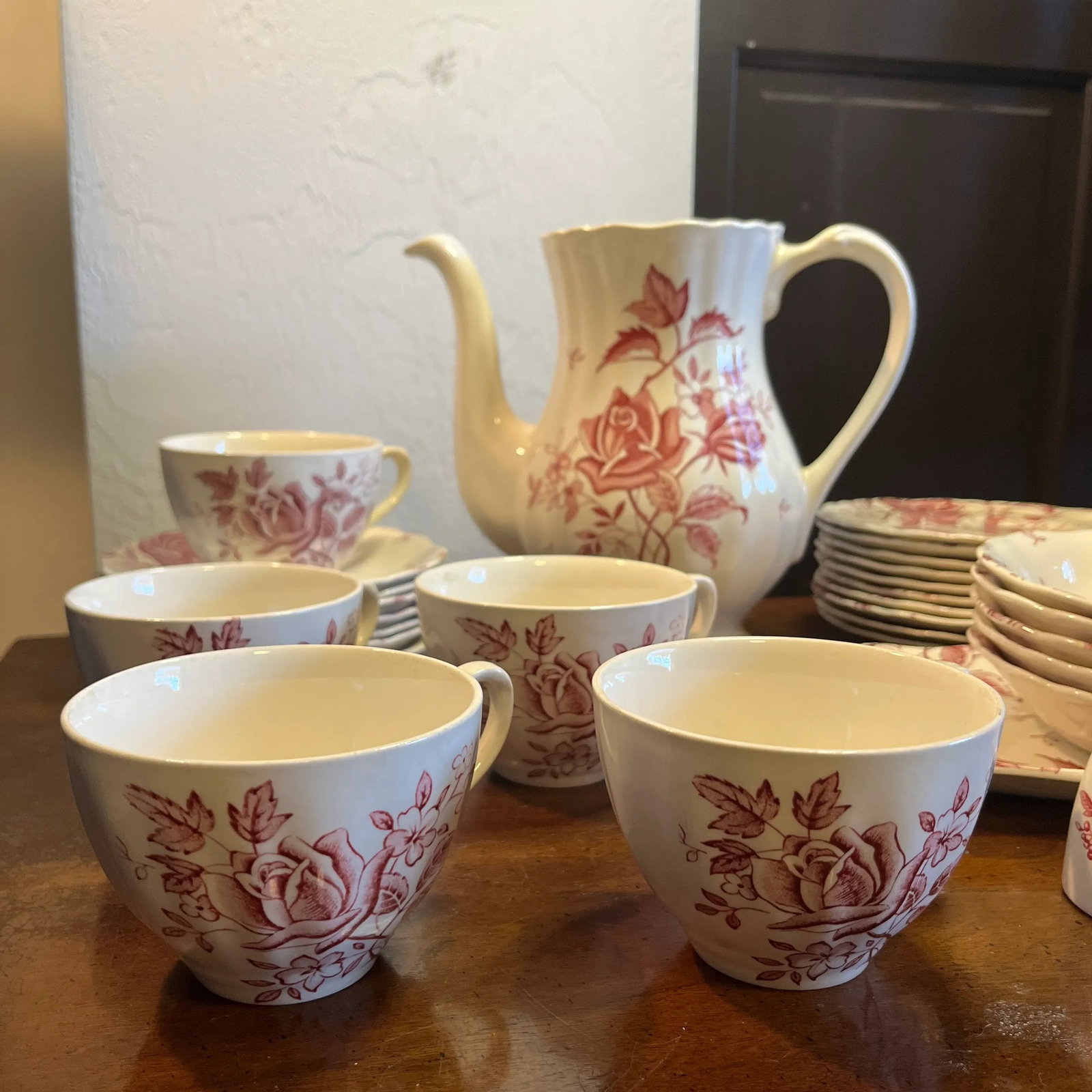 30 Piece Grouping of English Staffordshire Tudor Roses by J&g Meakin, Early 20th Century - 2