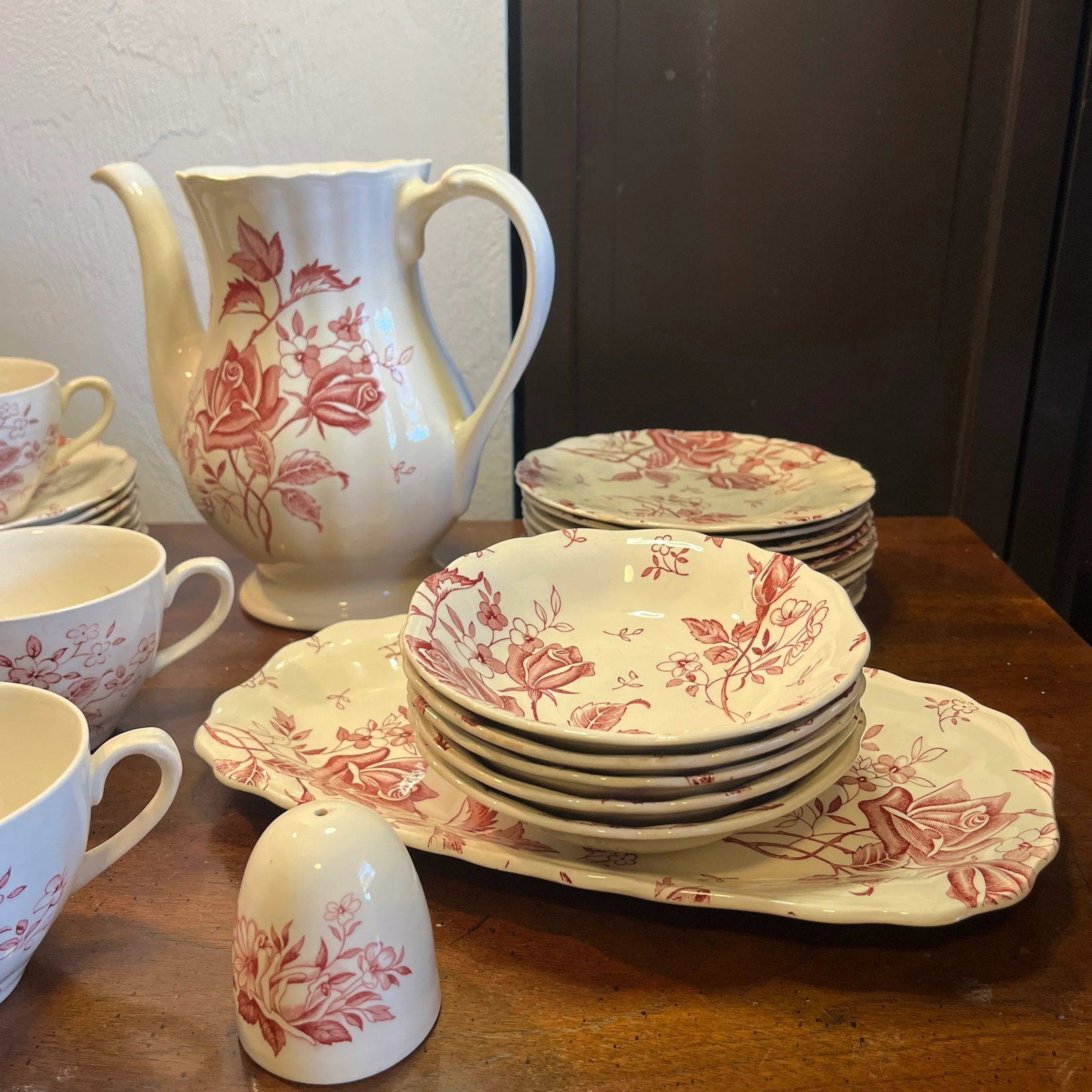 30 Piece Grouping of English Staffordshire Tudor Roses by J&g Meakin, Early 20th Century - 3