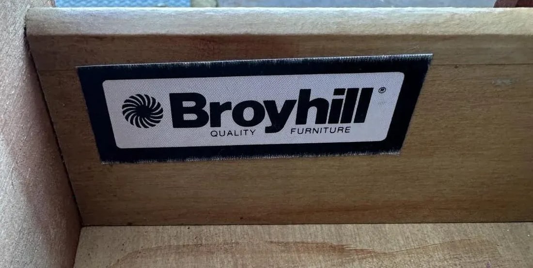 Broyhill Georgian Cherry Wood and Veneer Desk With Bookcase Hutch Made in North Carolina - Late 20th - 4