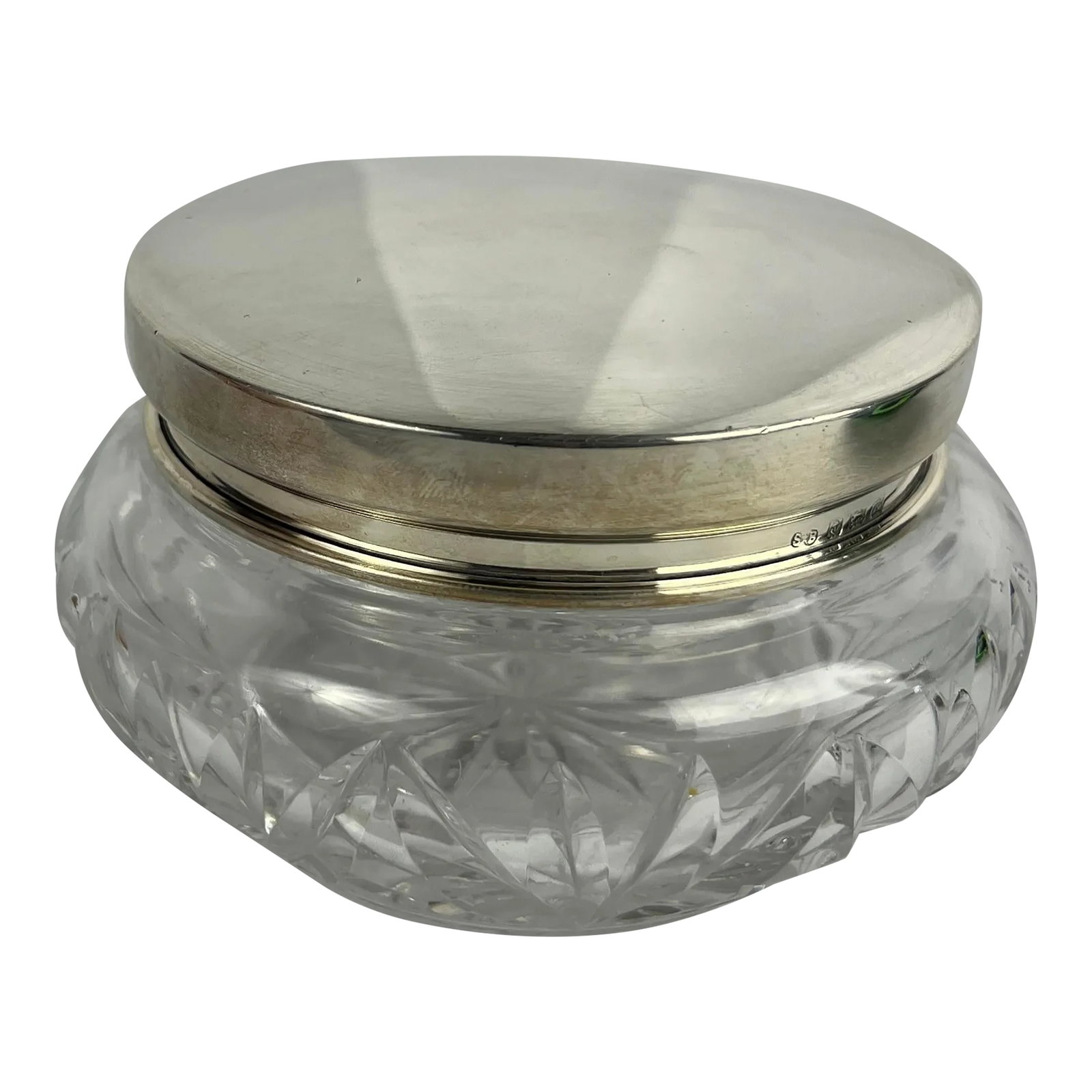 Synyer & Beddoes Sterling Silver & Cut Glass Vanity Jar Circa 1918: This exquisite vanity jar, crafted by the renowned Birmingham silversmiths Synyer & Beddoes, is a stunning example of early 20th-century English design. Dated to 1918, the jar features a beautifully c