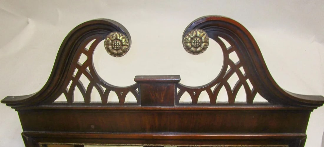 American Mahogany Federal Style Broken Pediment Wall Hanging Mirror - 2