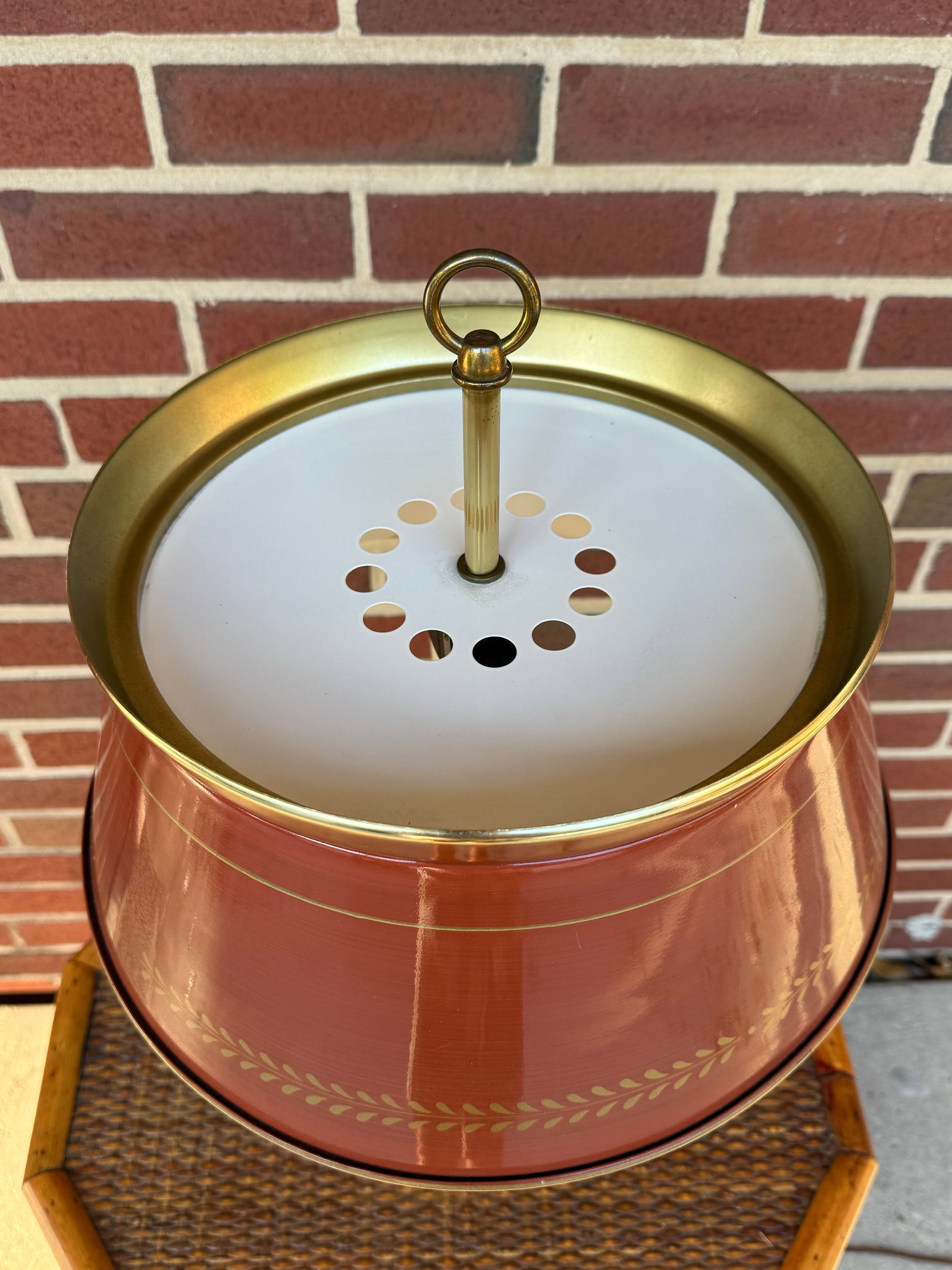 1960s Maison Janson Style Brass and Red Toleware Bouillotte Table Lamp - 12