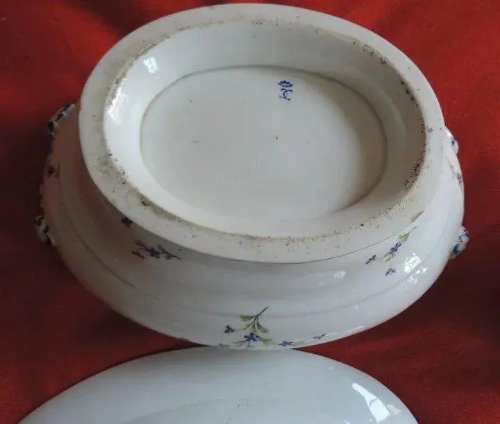 18th Century Niderviller Porcelain Cornflower Sprigs Soup Tureen Cover and Stand - A Pair - 8