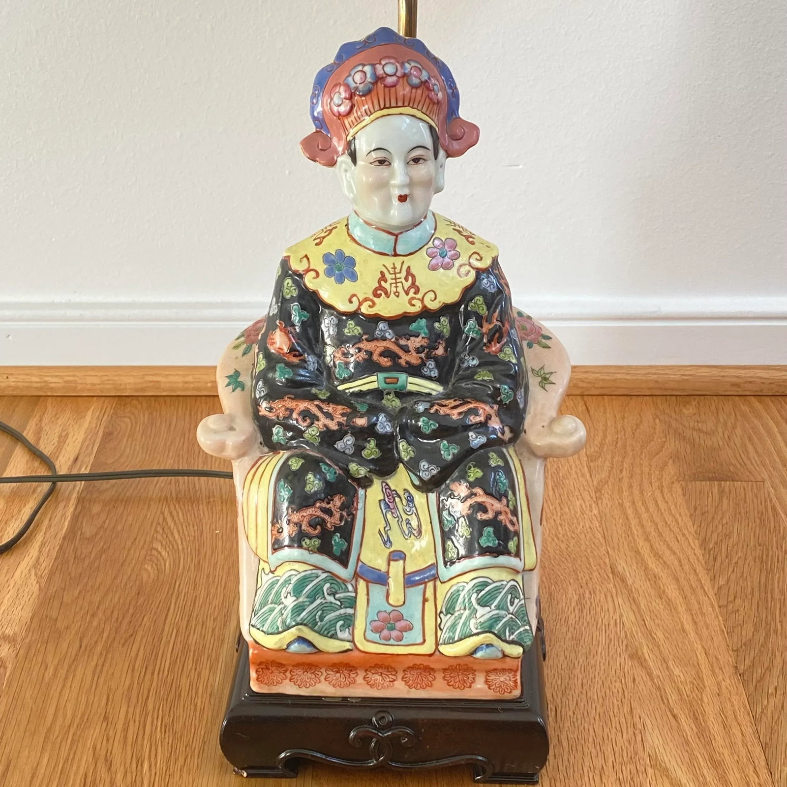 Vintage Mid-Century Chinese Empress Ceramic Hand Painted Table Lamp - 2
