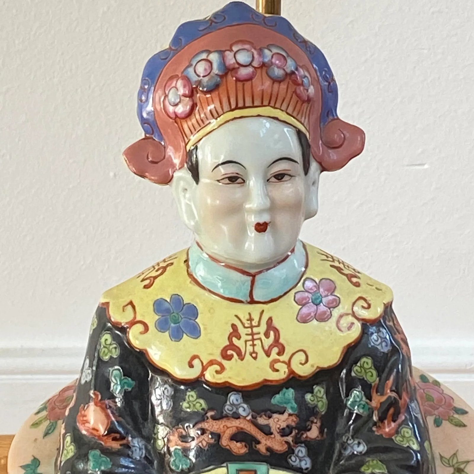 Vintage Mid-Century Chinese Empress Ceramic Hand Painted Table Lamp - 3