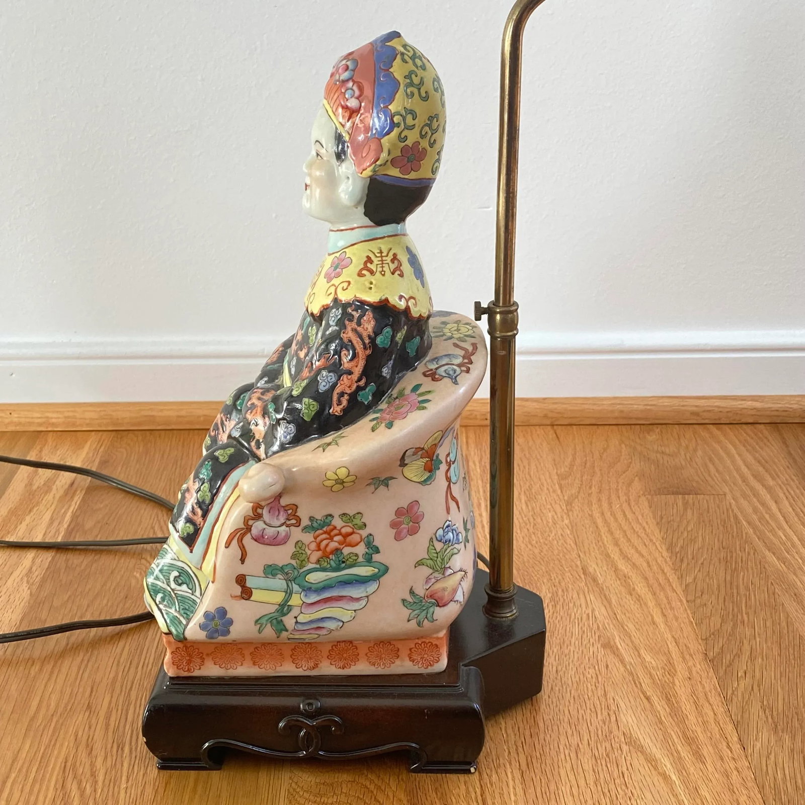 Vintage Mid-Century Chinese Empress Ceramic Hand Painted Table Lamp - 4