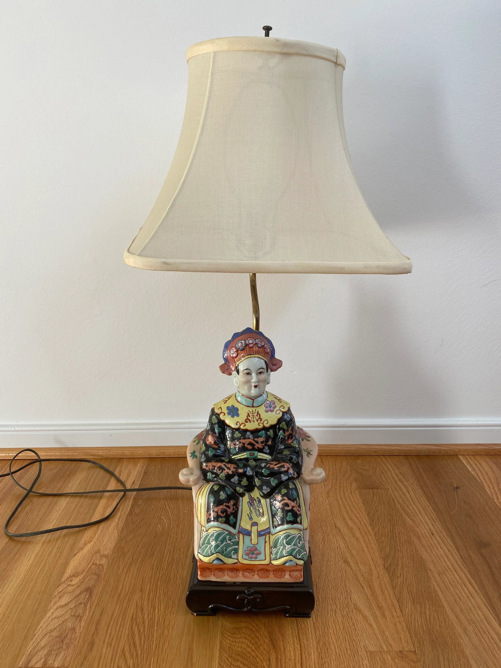 Vintage Mid-Century Chinese Empress Ceramic Hand Painted Table Lamp - 9